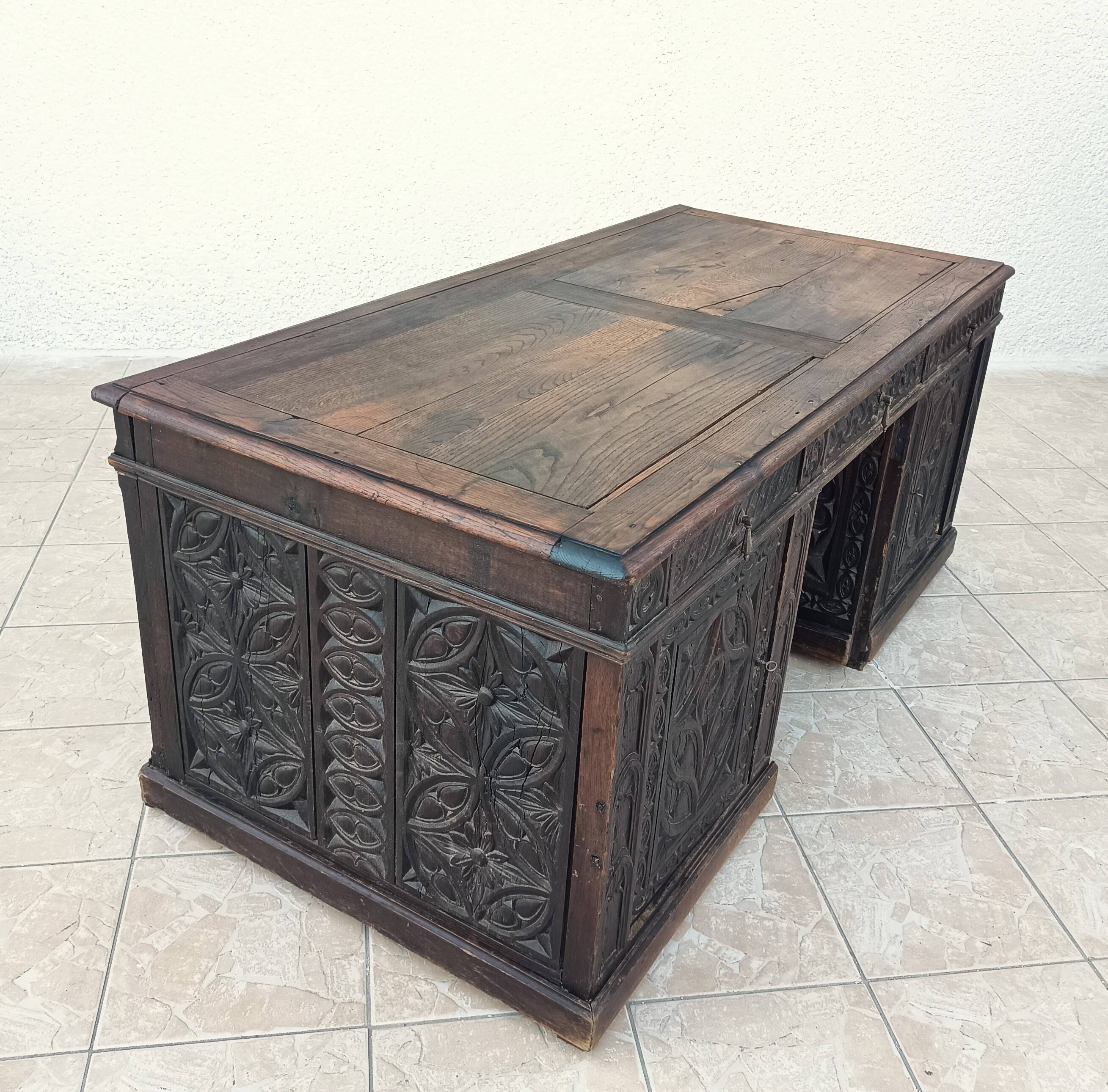 Large Gothic desk in solid oak from the 19th century.