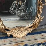 Miroir ancien en bois de style rococo. Noyer massif.