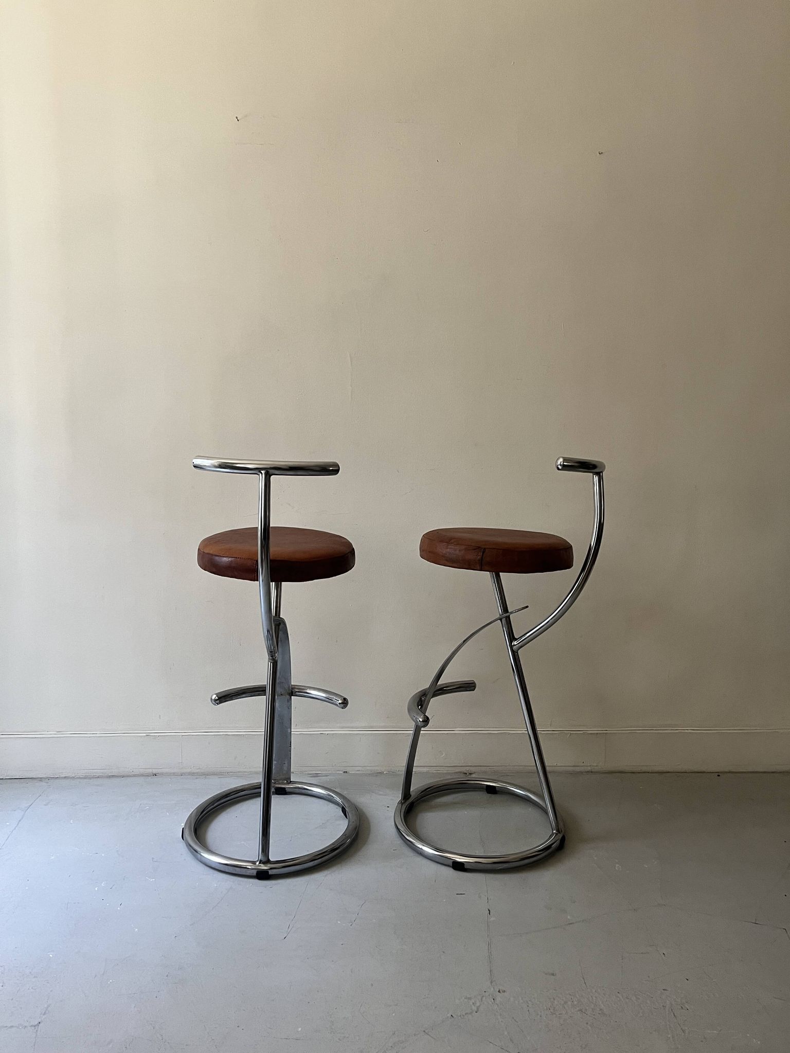 Bar stools in tubular chrome and tan leather, 1970s