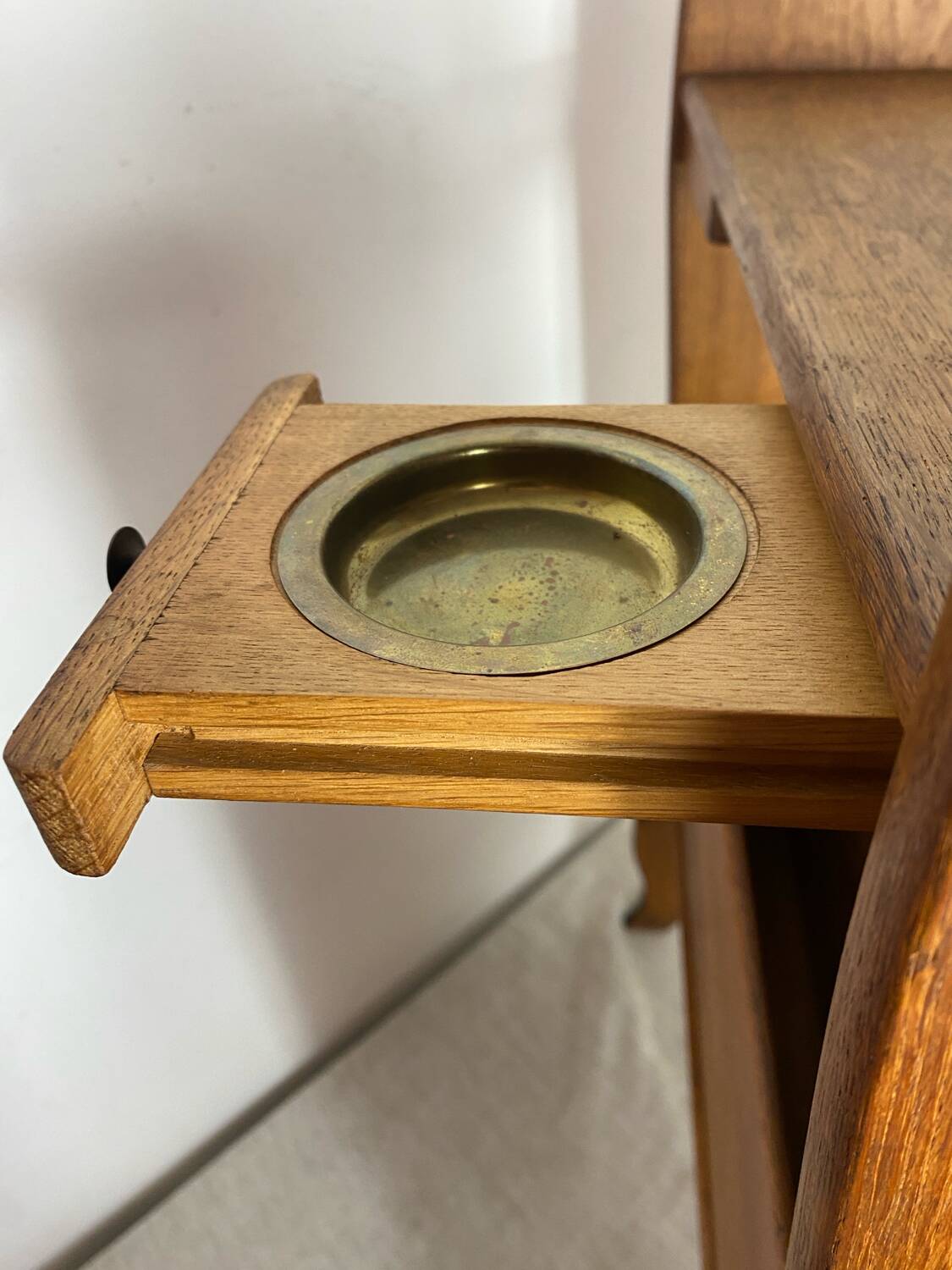 Porte-revues en bois avec repose verres
