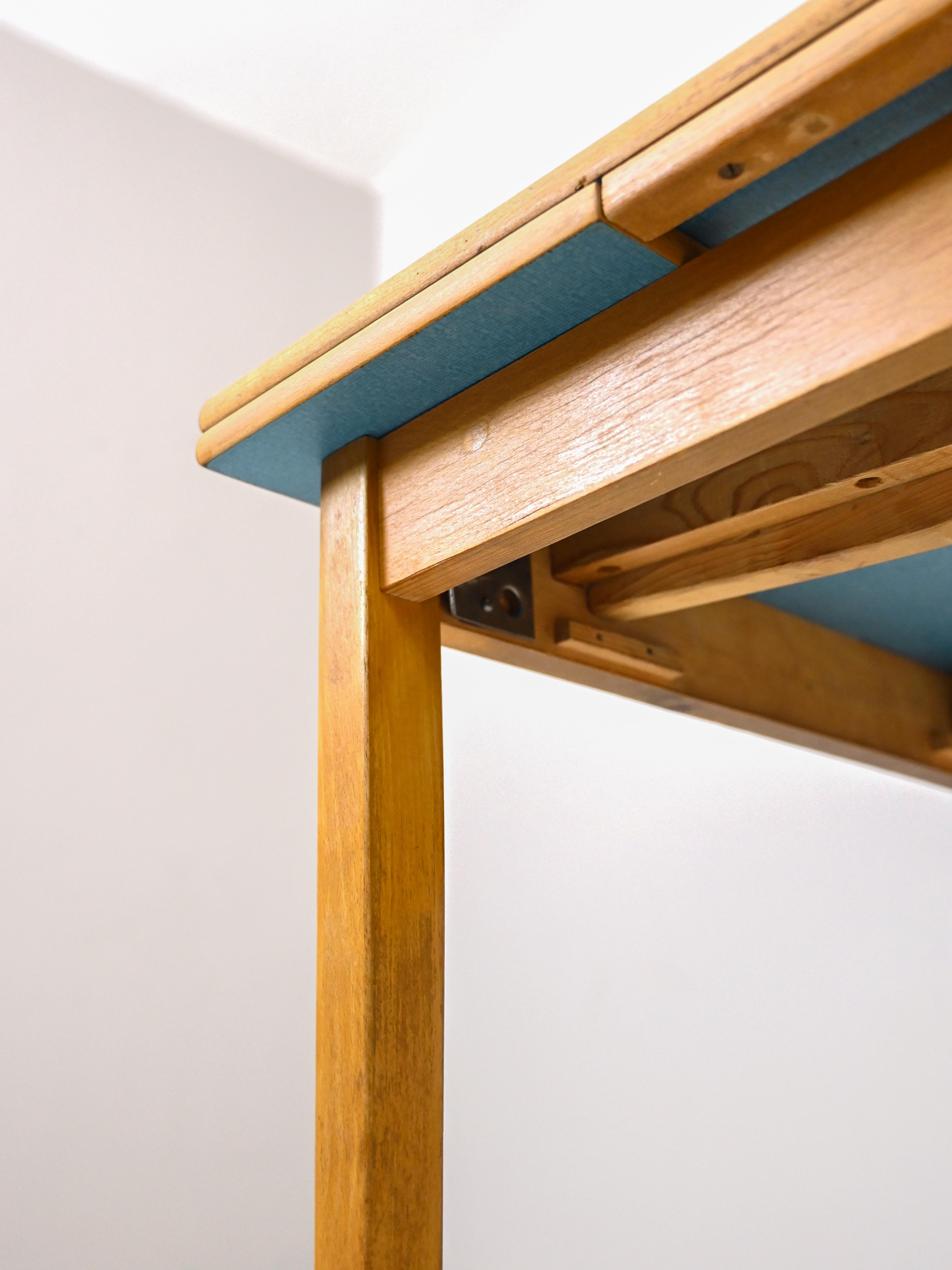 Extendable formica table