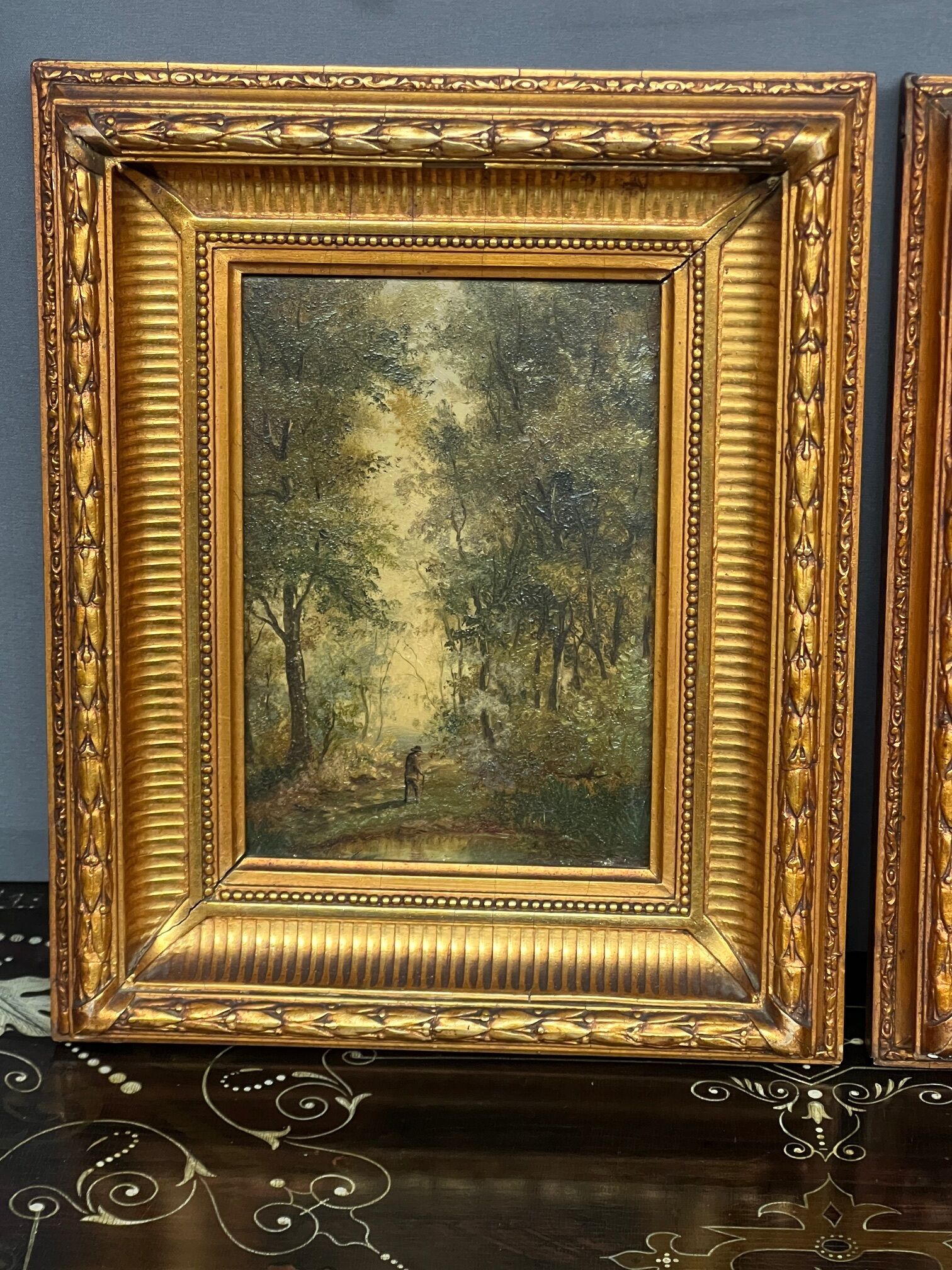 Paire de peintures "Paysage forestier" sur panneau de bois.