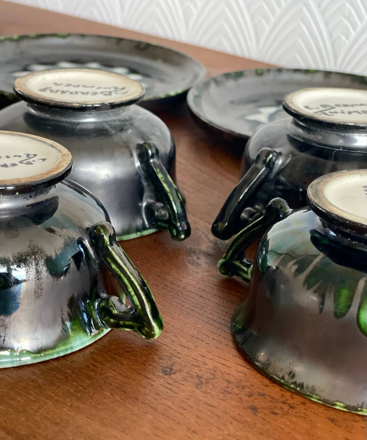 6 tasses en faïence de Quimper.