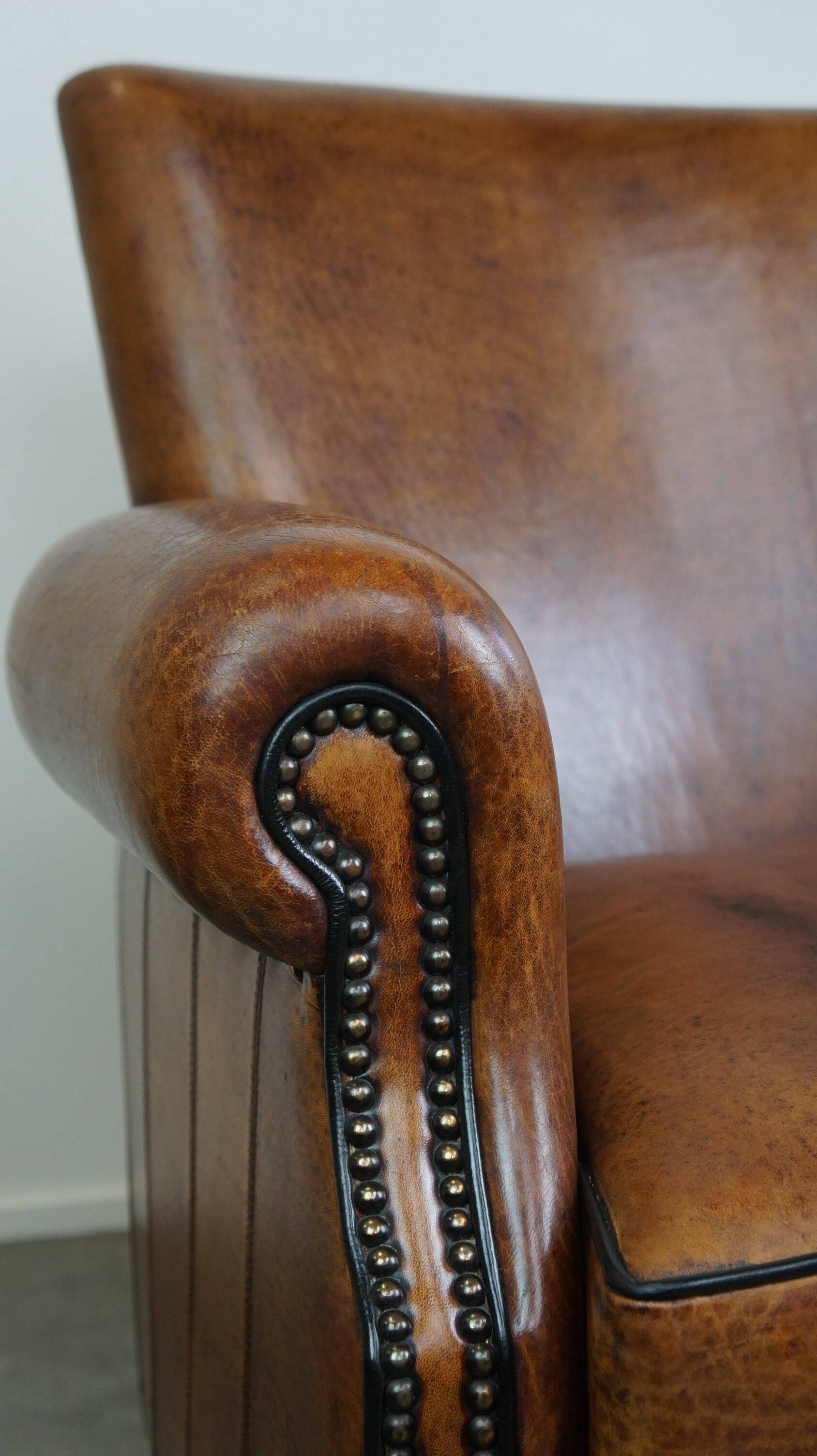 Correct and comfortable sheep leather armchair/armchair with a beautiful finish
