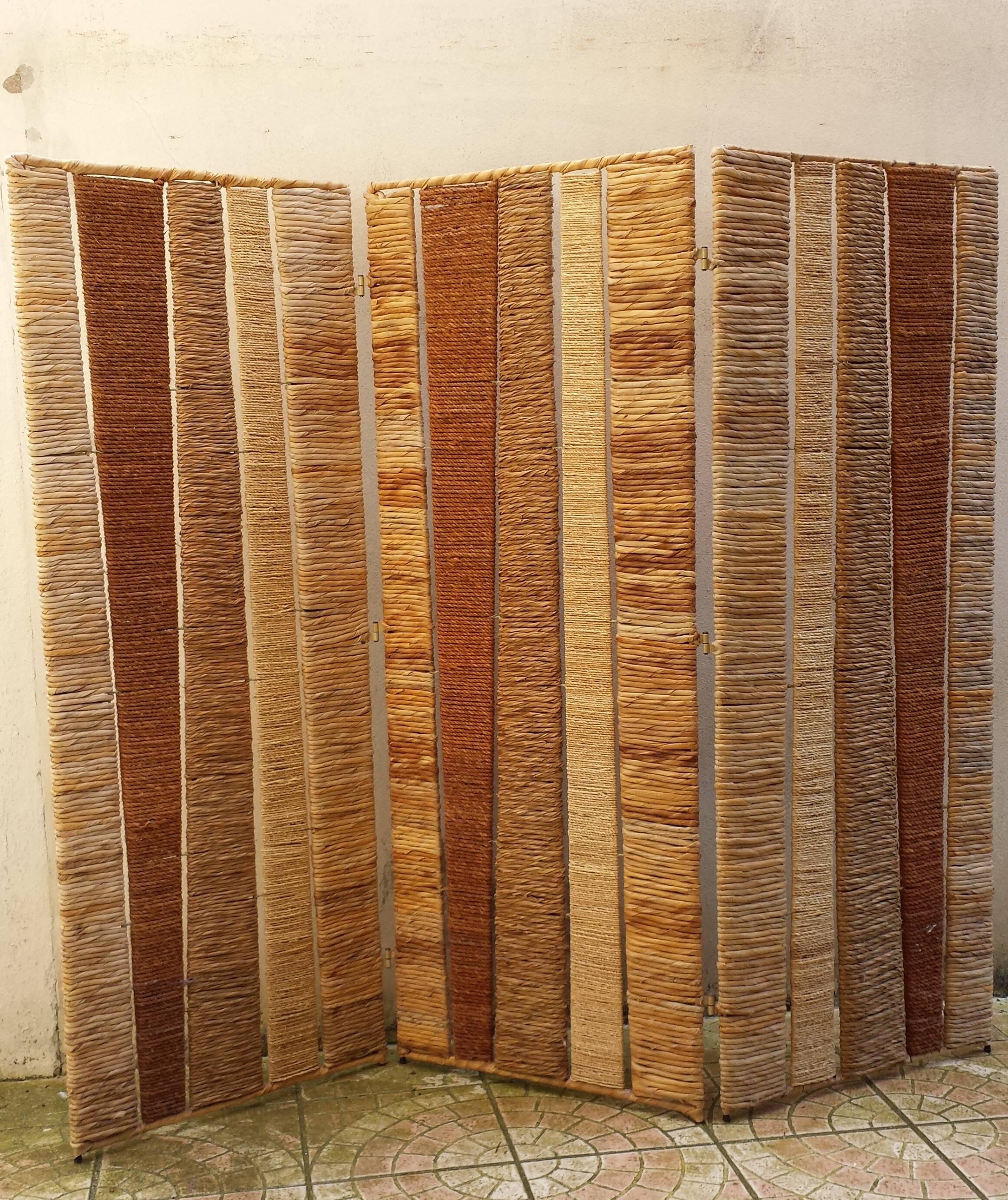 Straw and woven rope screen with metal structure