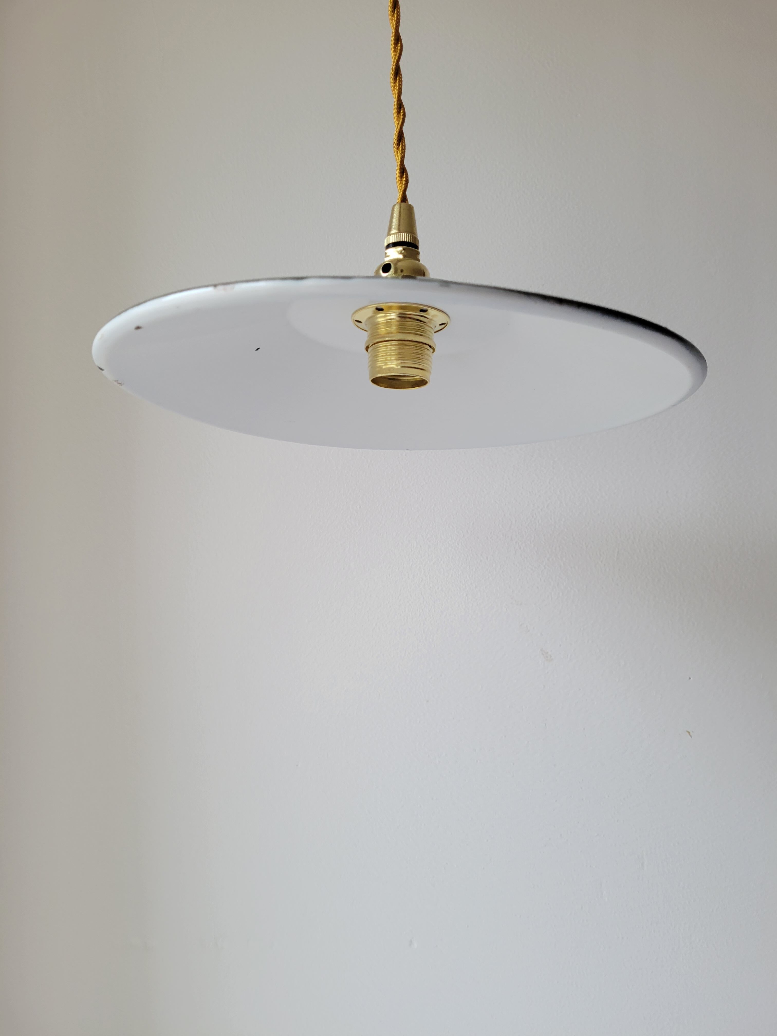 Enamelled sheet metal suspension