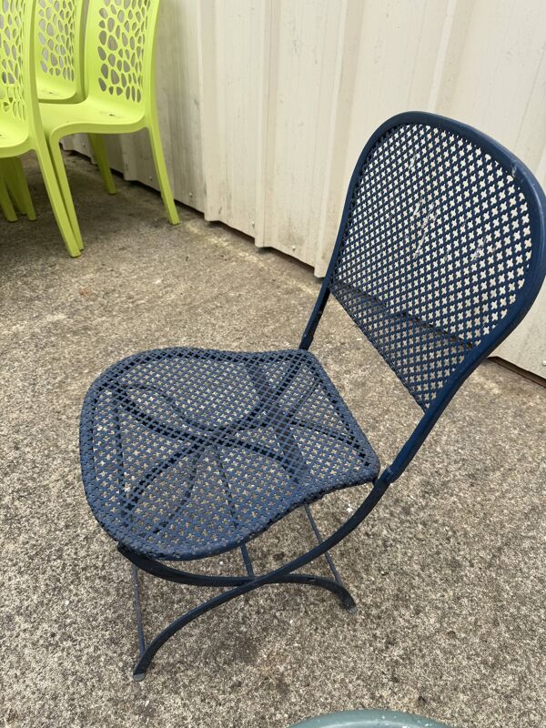 Chaise de jardin en fer forgé bleu