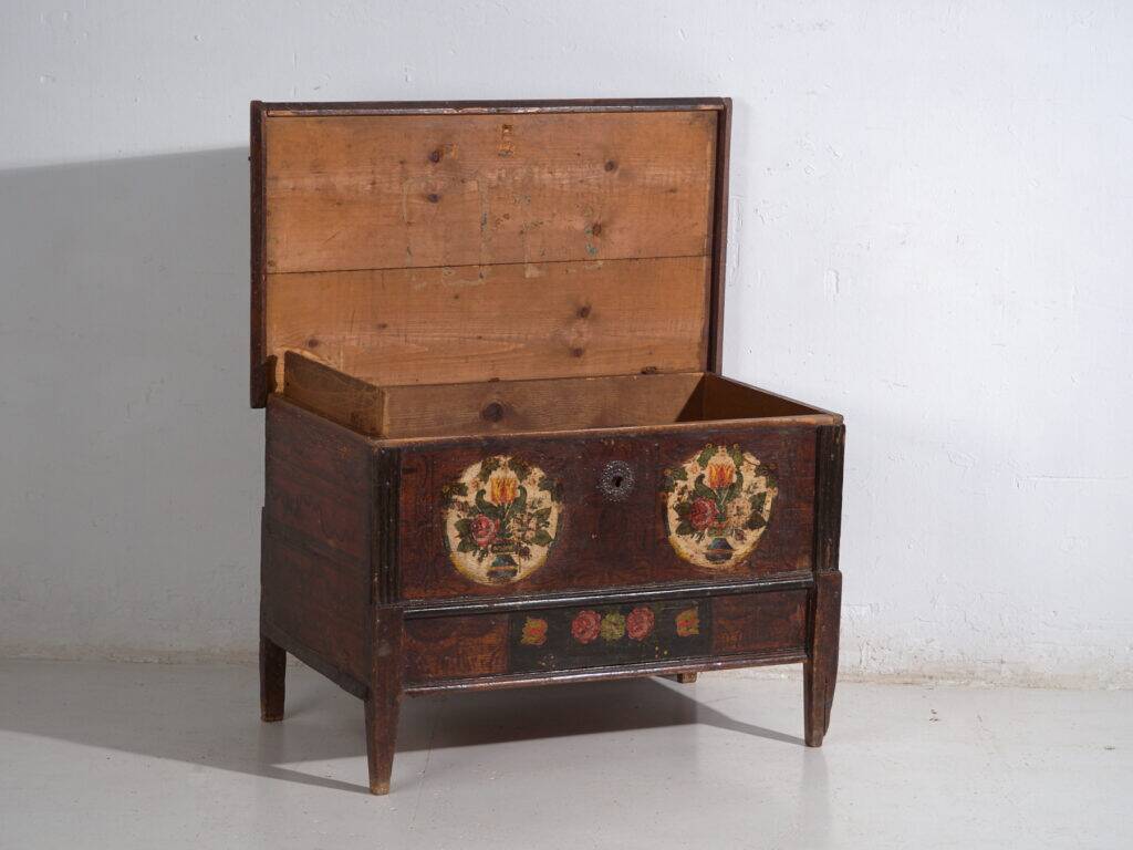 Coffre de mariage centro-européen en pin polychrome aux cartouches floraux – Tyrol, vers 1890