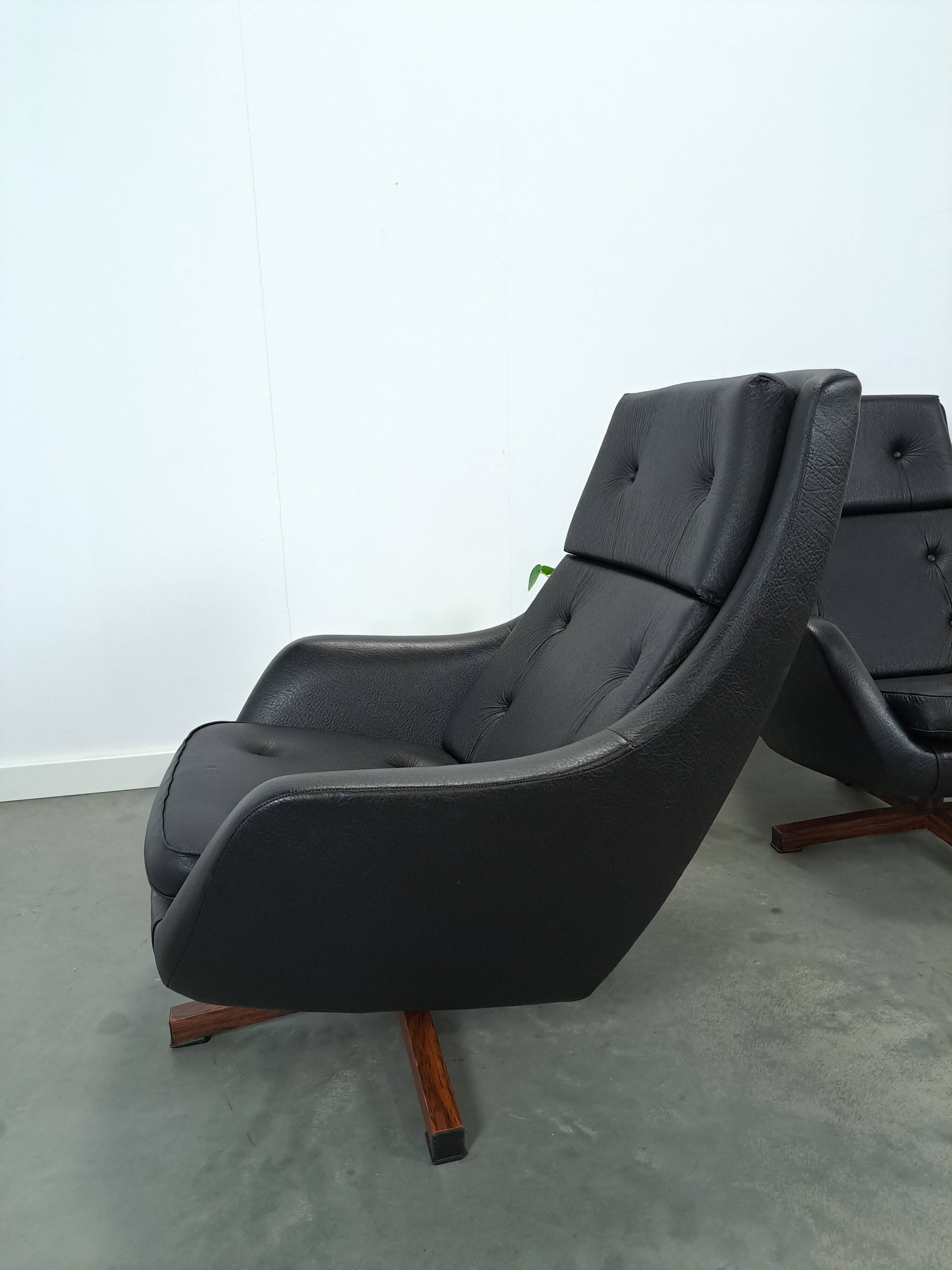 Fauteuil pivotant en similicuir noir provenant de Suède