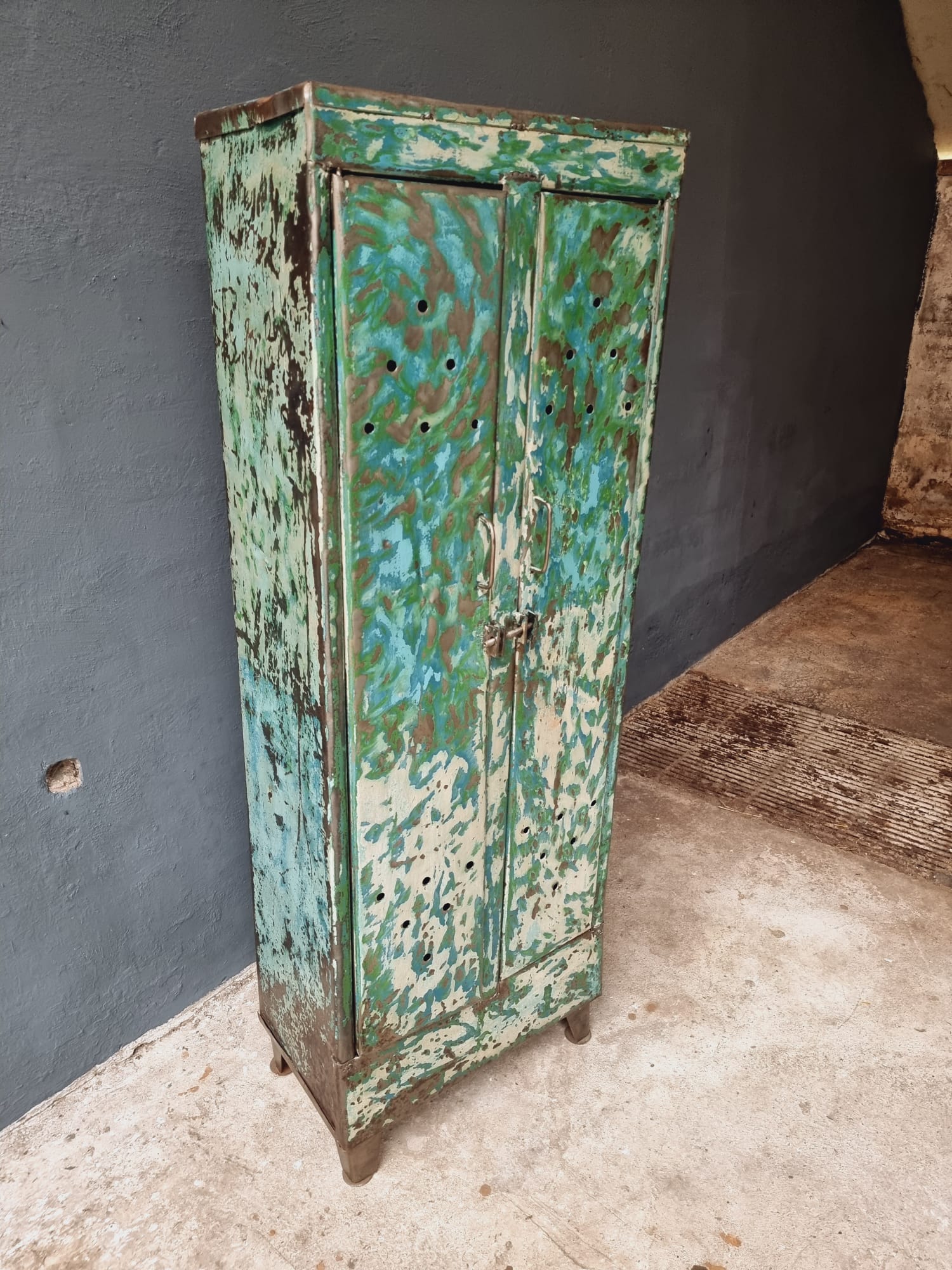 Armoire industrielle casier