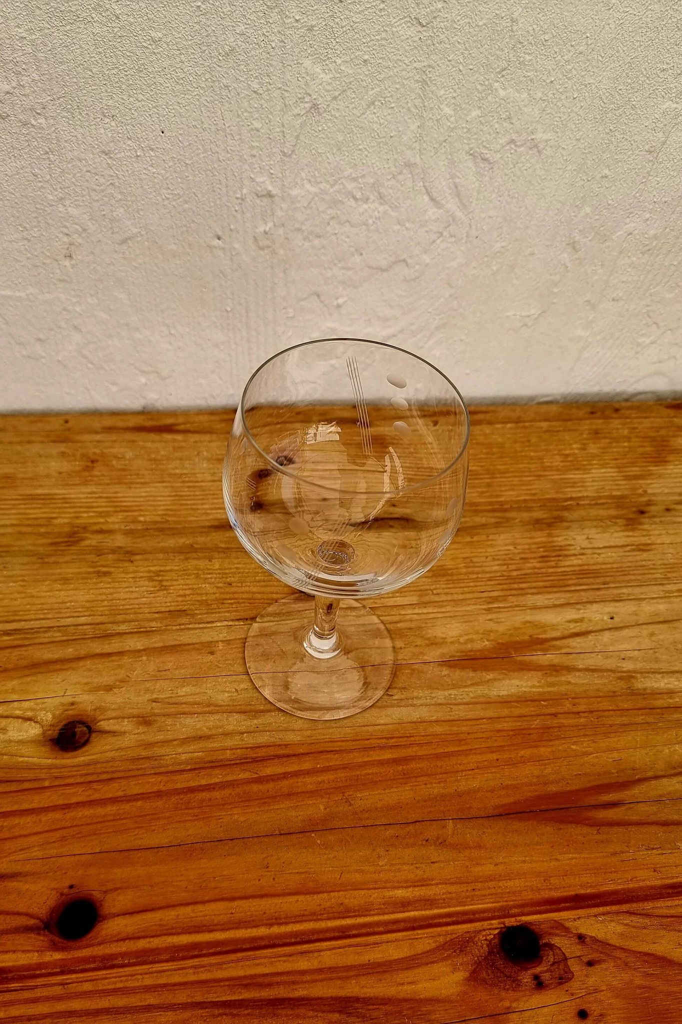 Set of 4 vintage engraved glass stemware from the 1950s.
