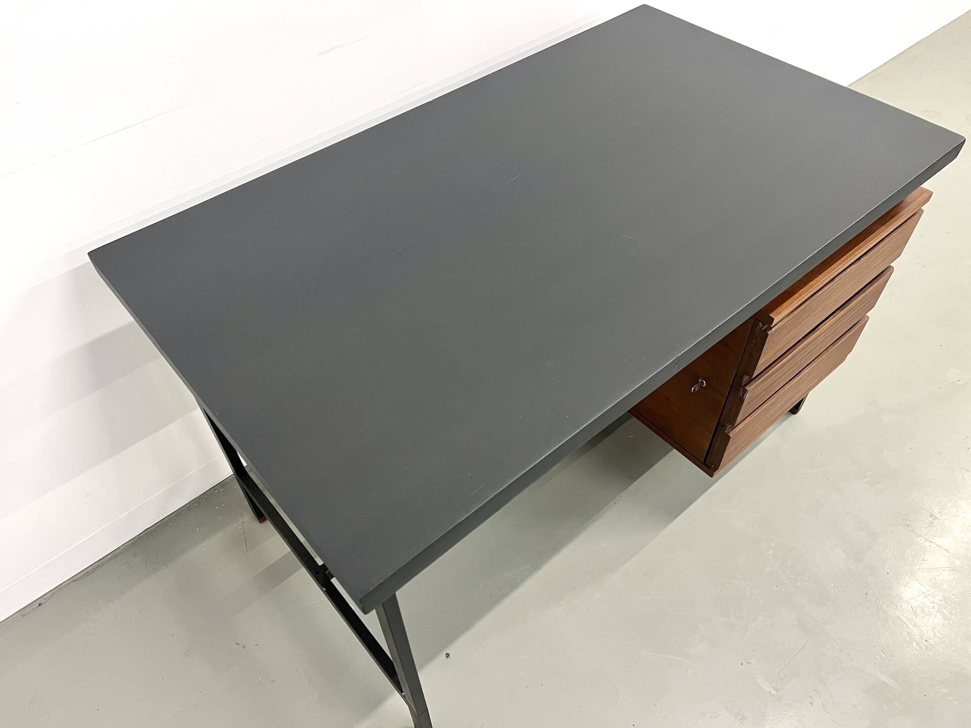 Pierre Guariche desk in teak and lacquered steel