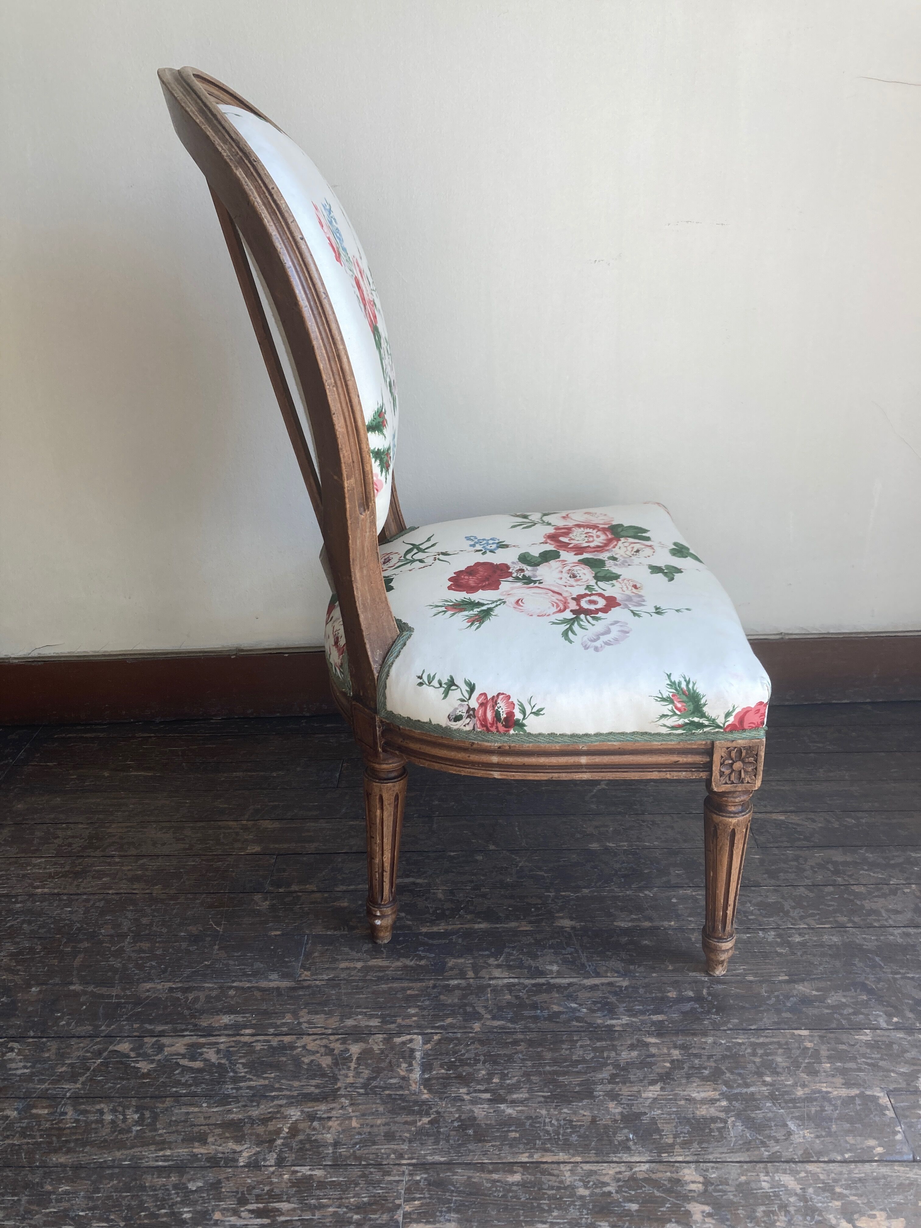 Nursing chair medallion Louis XVI 19th Sanderson chintz with flowers