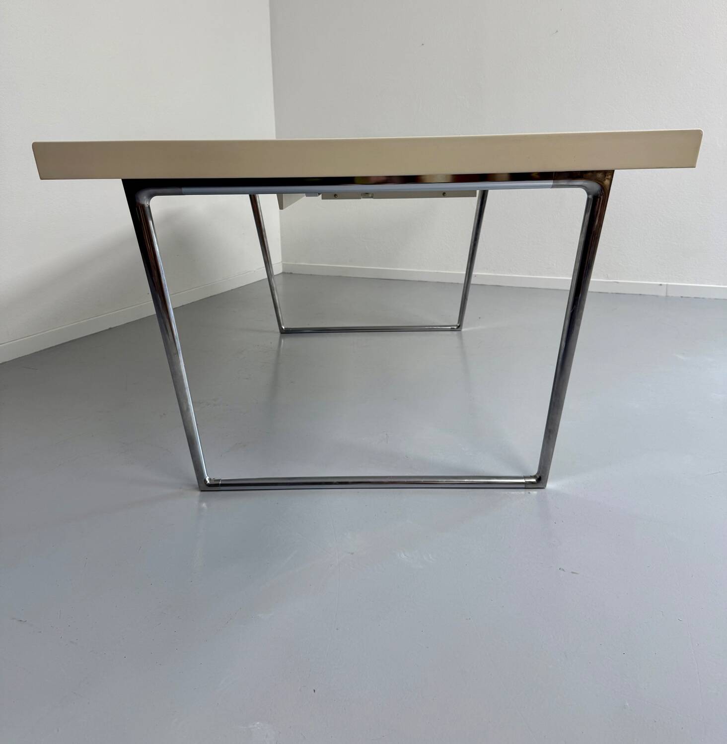 Dining/meeting table in laminated wood designed by antonio citterio vitra