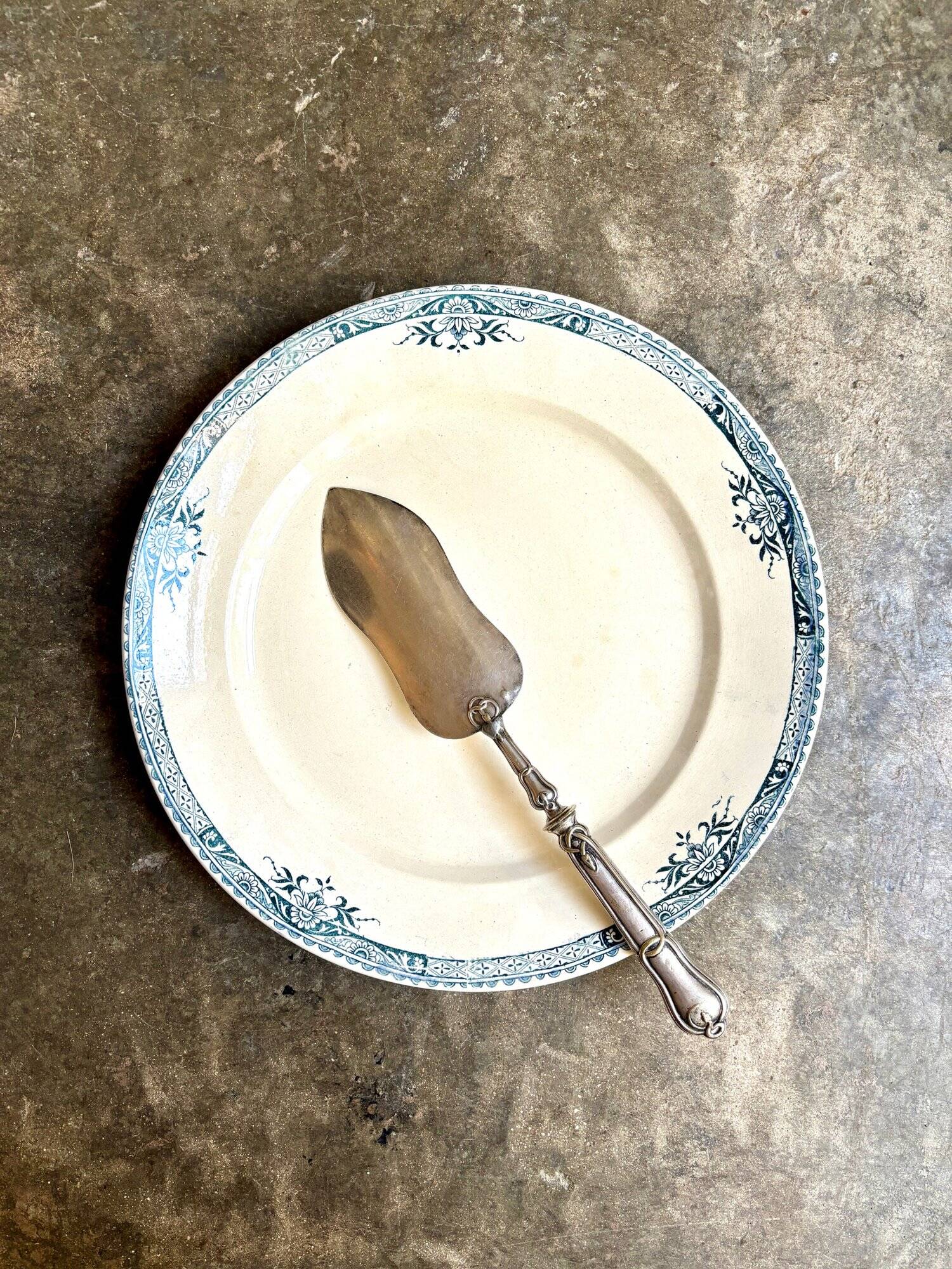 Longchamp round dish in iron earth, "Lily" service