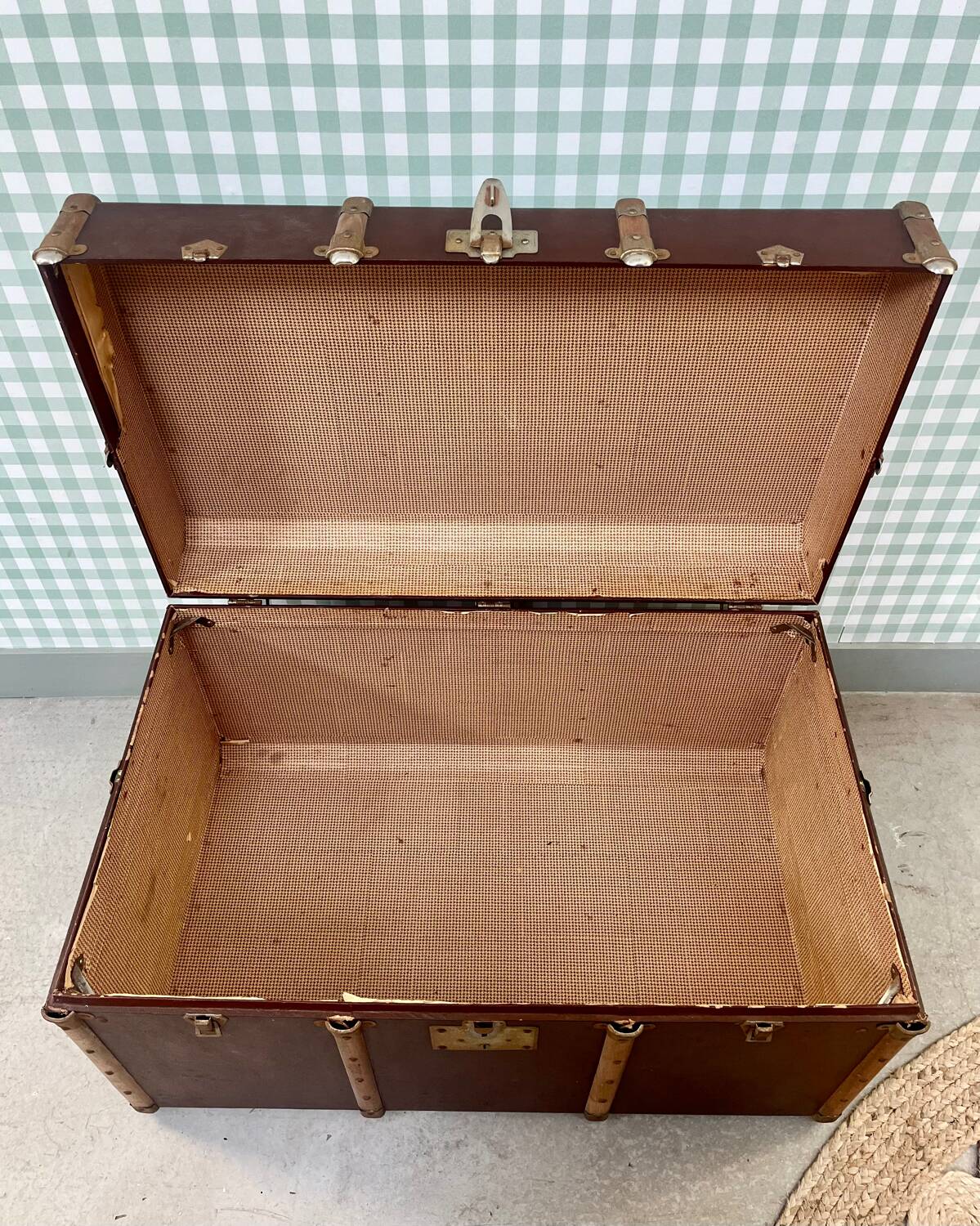 Circled travel trunk