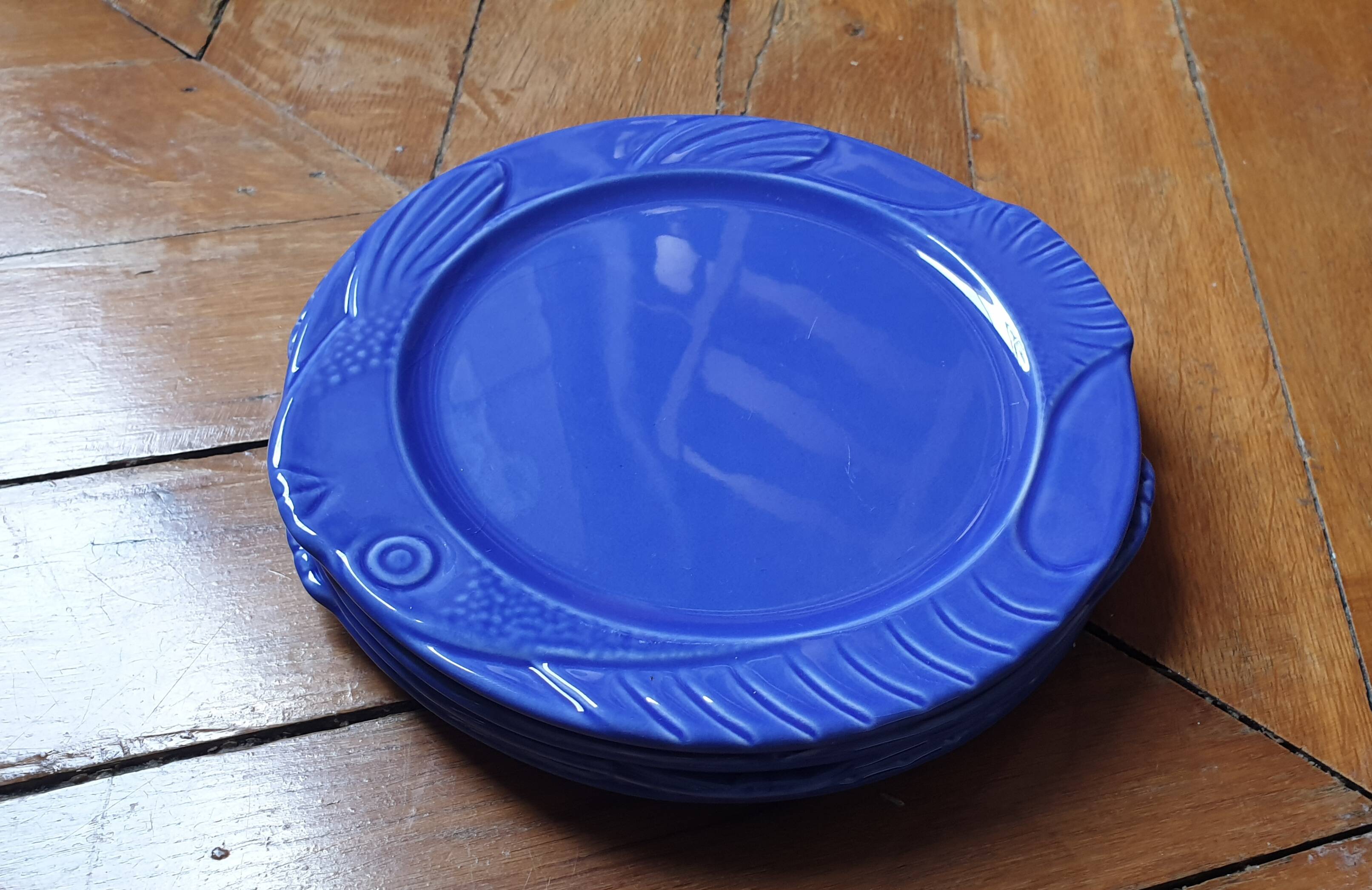 Lot 4 blue "Fish" plates