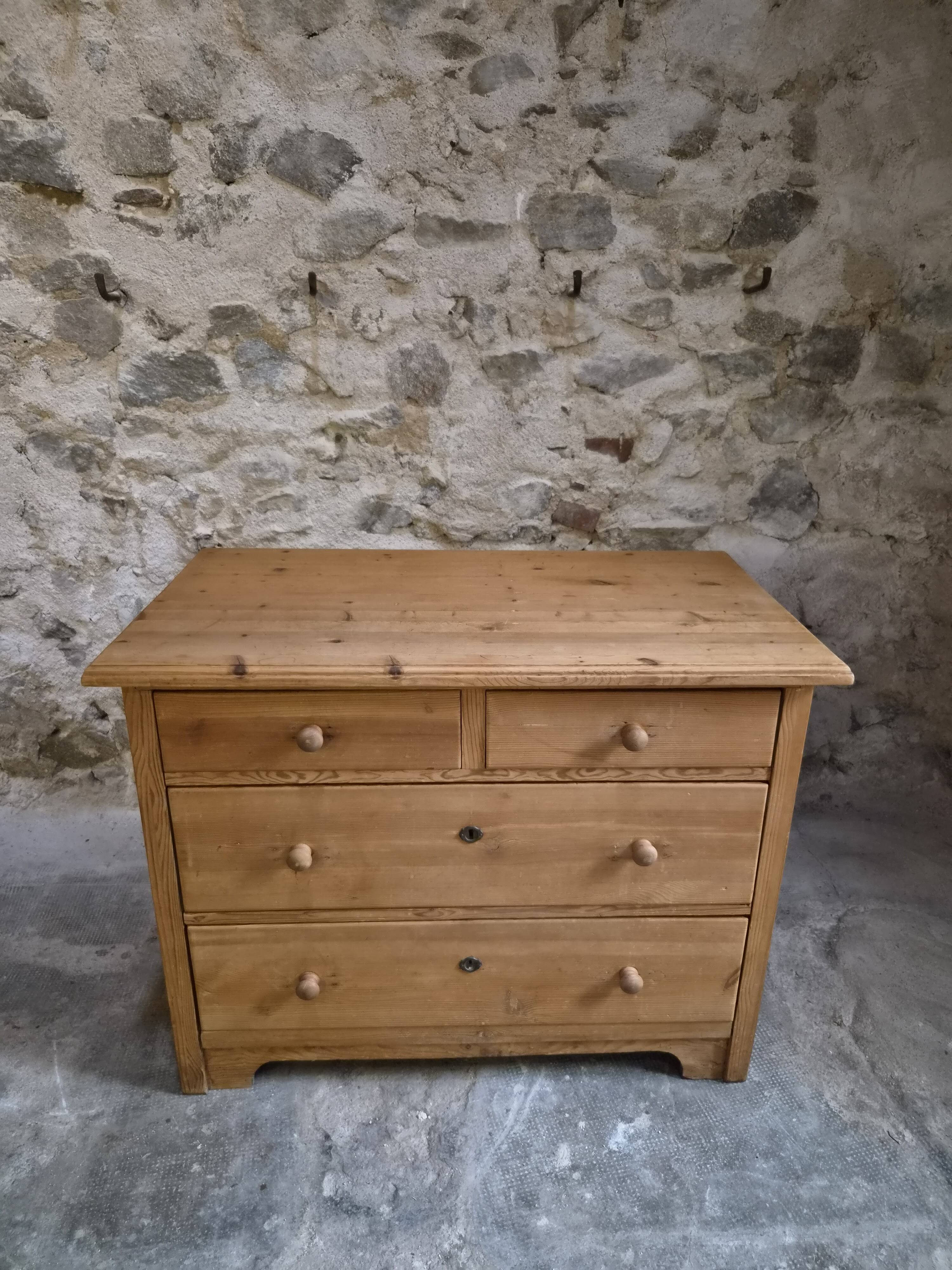 Commode ancienne rustique en pin, 4 tiroirs, vers 1880–1920
