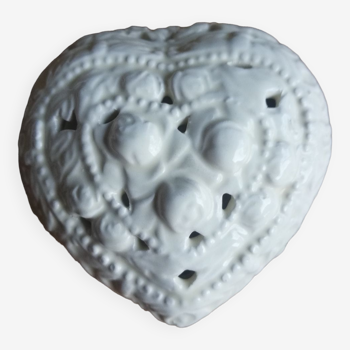 Ceramic heart box decorated with openwork roses