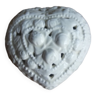 Ceramic heart box decorated with openwork roses