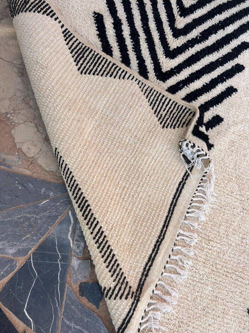 Handmade black and white Beni Ouraine rug, size 150 x 250 cm