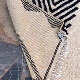 Handmade black and white Beni Ouraine rug, size 150 x 250 cm