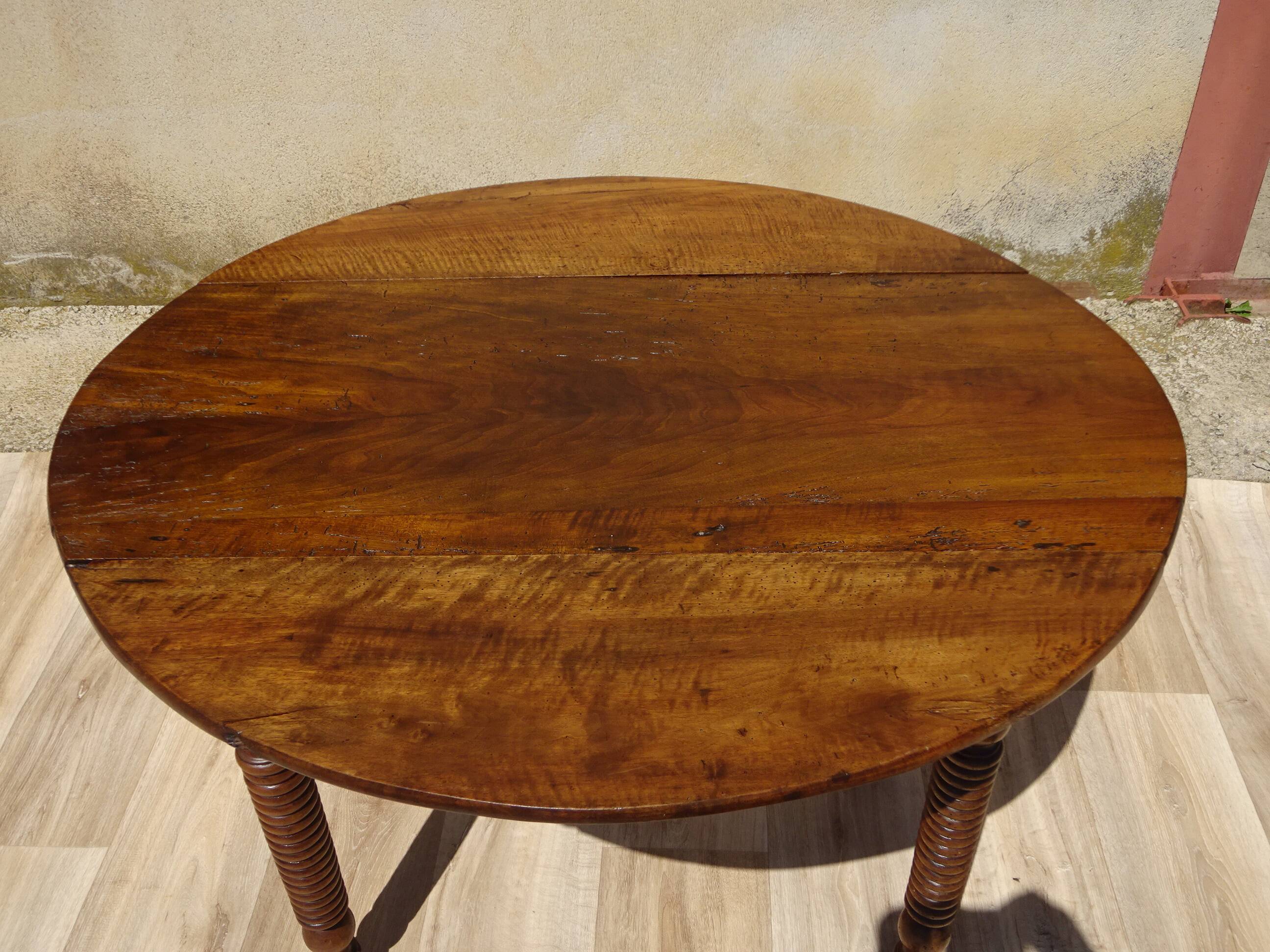 Drop-leaf table, honey-spoon-shaped legs