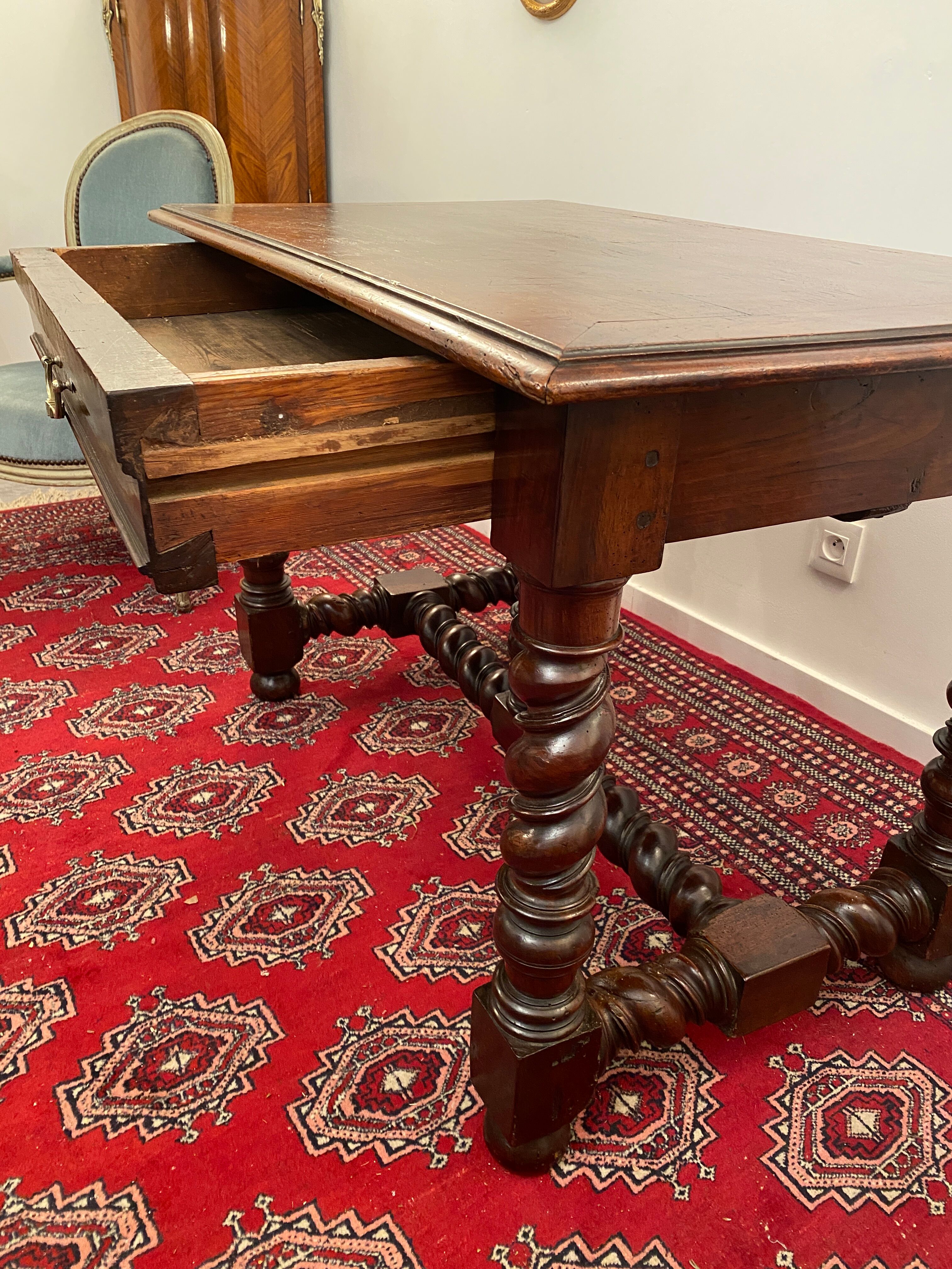 Bureau en noyer d'epoque Louis Xlll