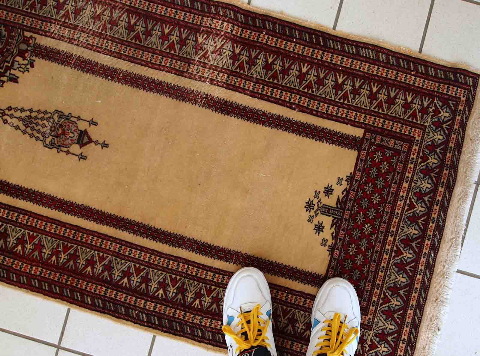 Vintage Pakistani carpet Lahore handmade 77cm x 140cm 1960s, 1C716