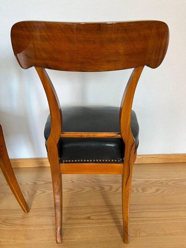 Ensemble de chaises pelle Biedermeier en noyer et cuir noir, Autriche, années 1820.