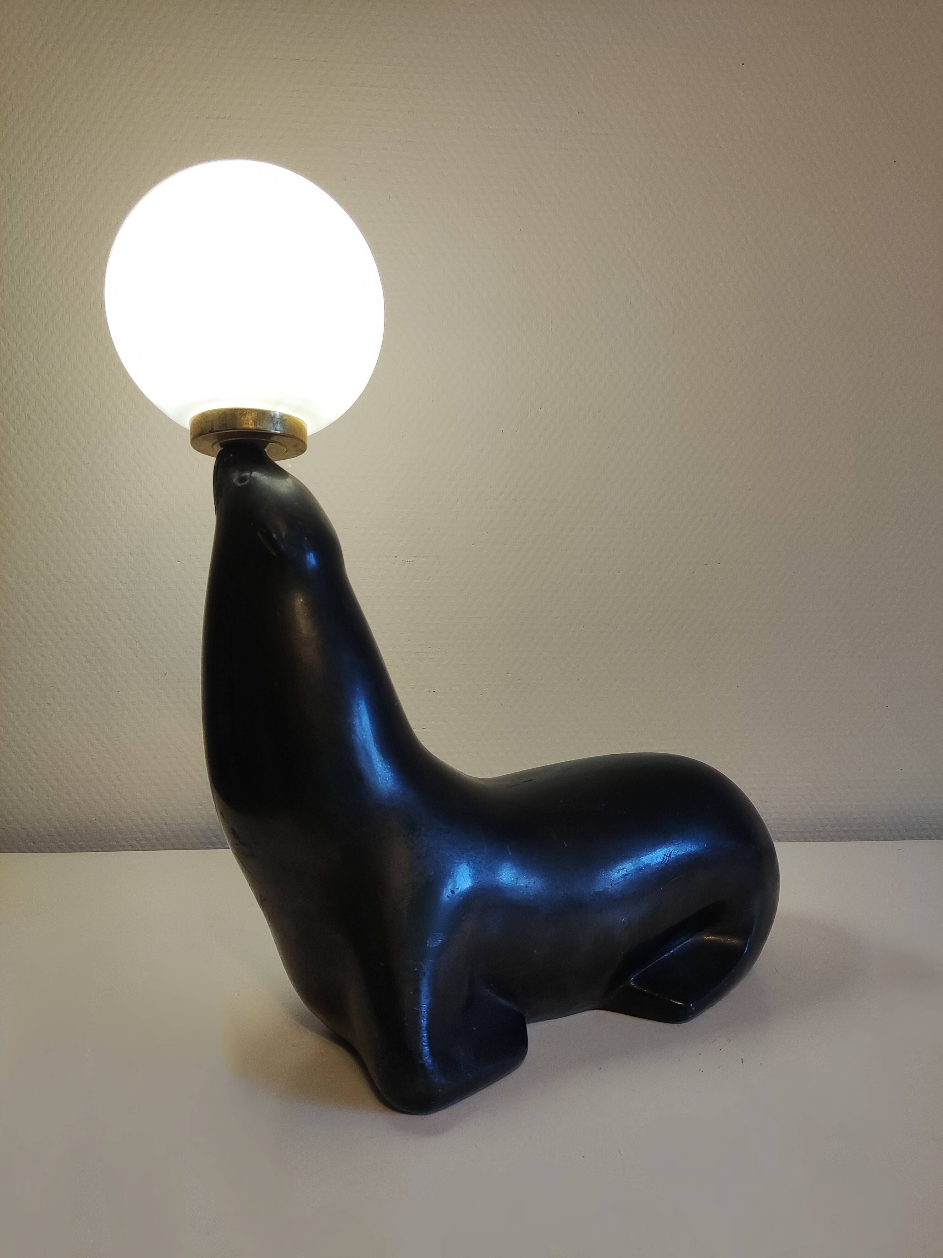Lampe otarie noire irisée bleue en terre cuite