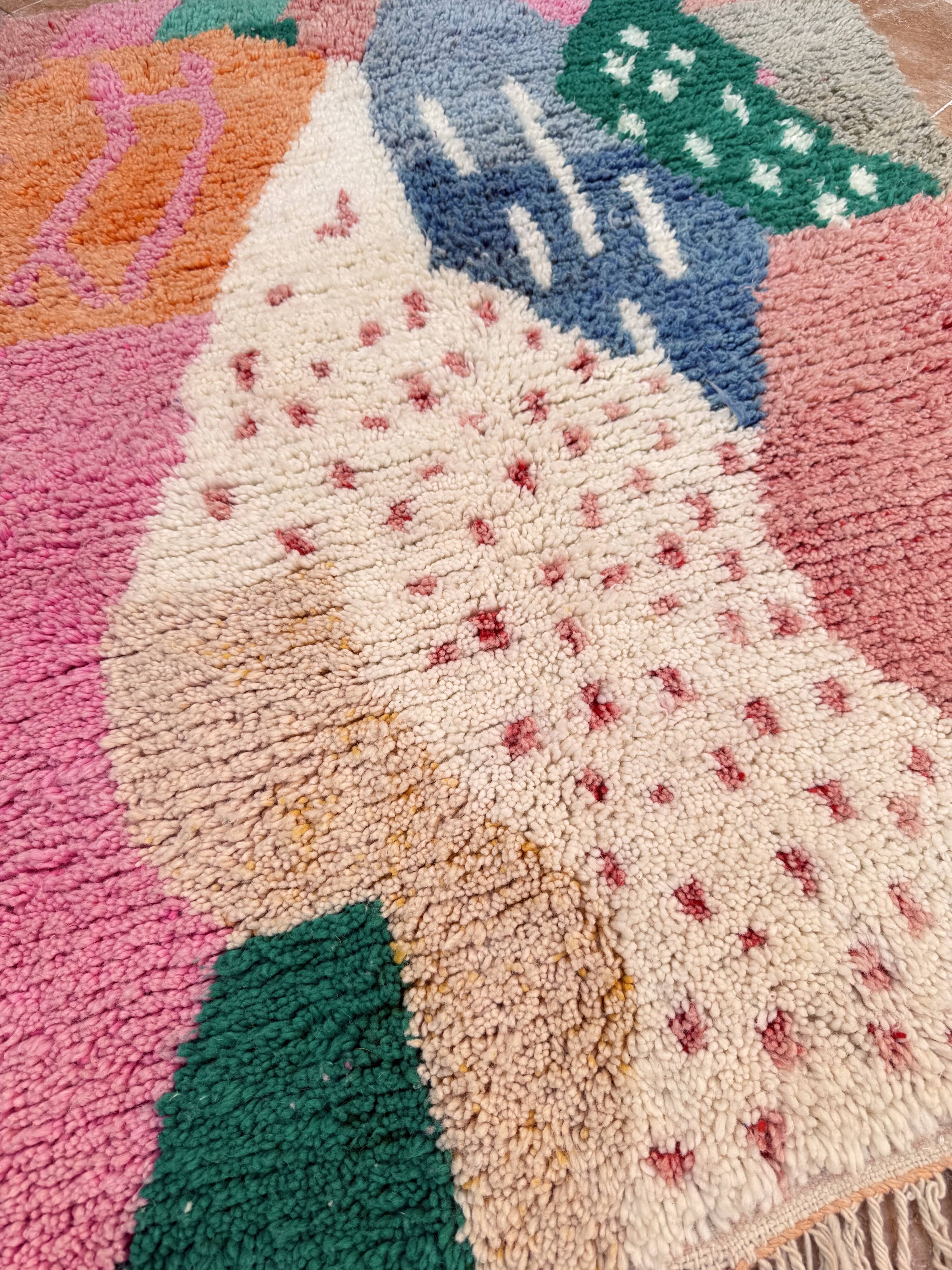 Handmade Azilal Berber rug: Moroccan rug made from sheep wool.