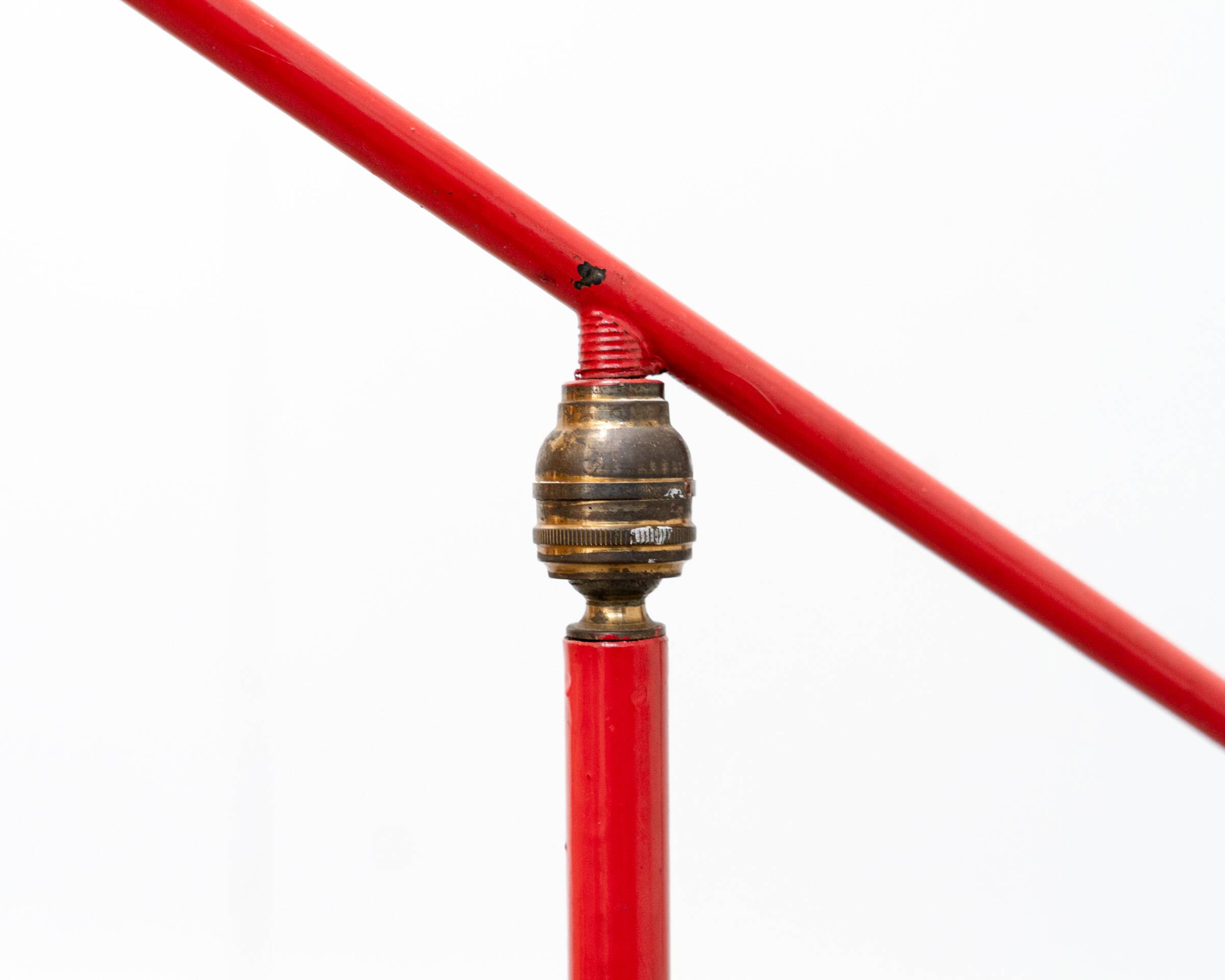 Lampe vintage tripode rouge, axe sur rotule 1950
