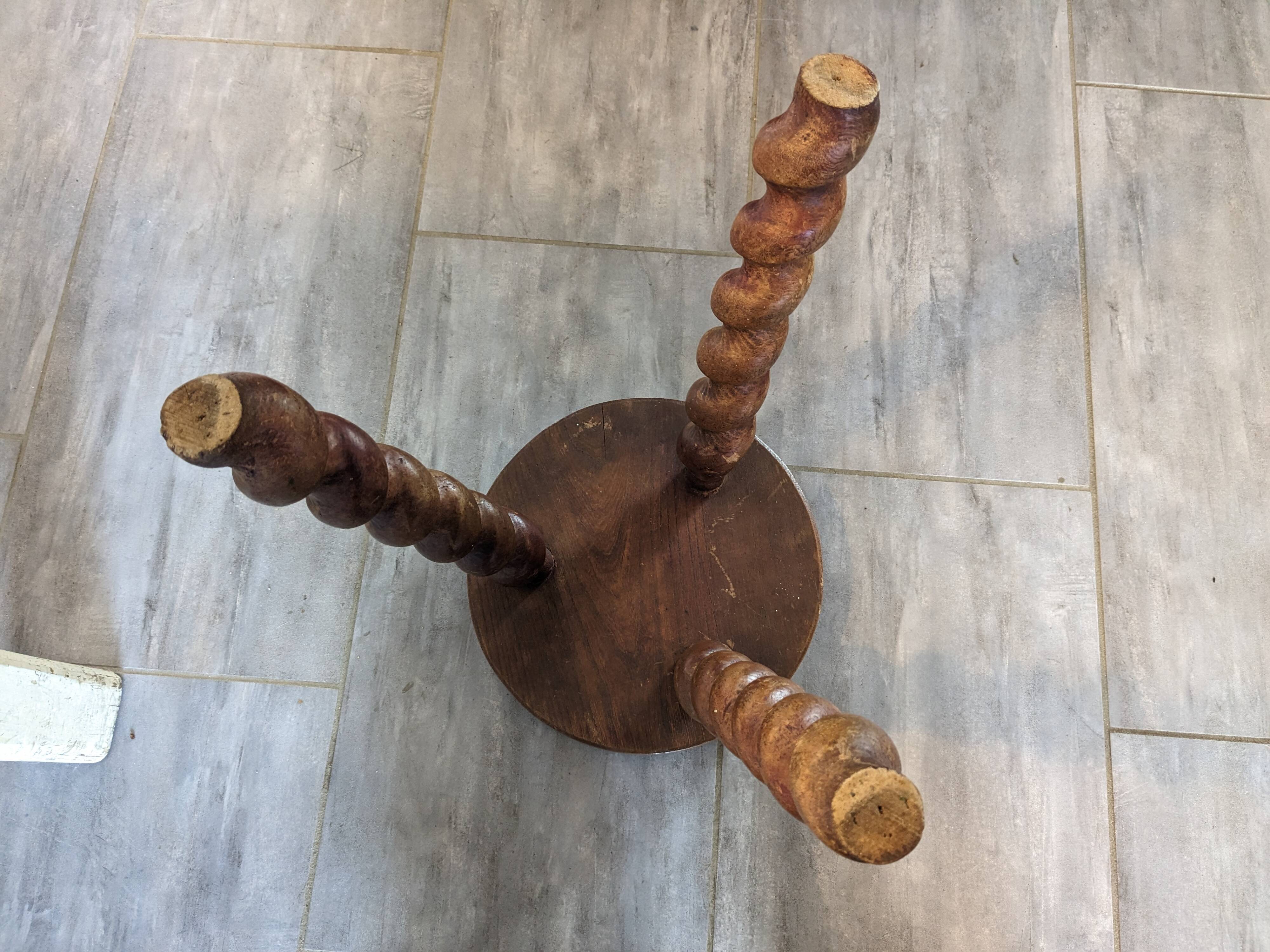 Tabouret de ferme tripode à pieds torsadés