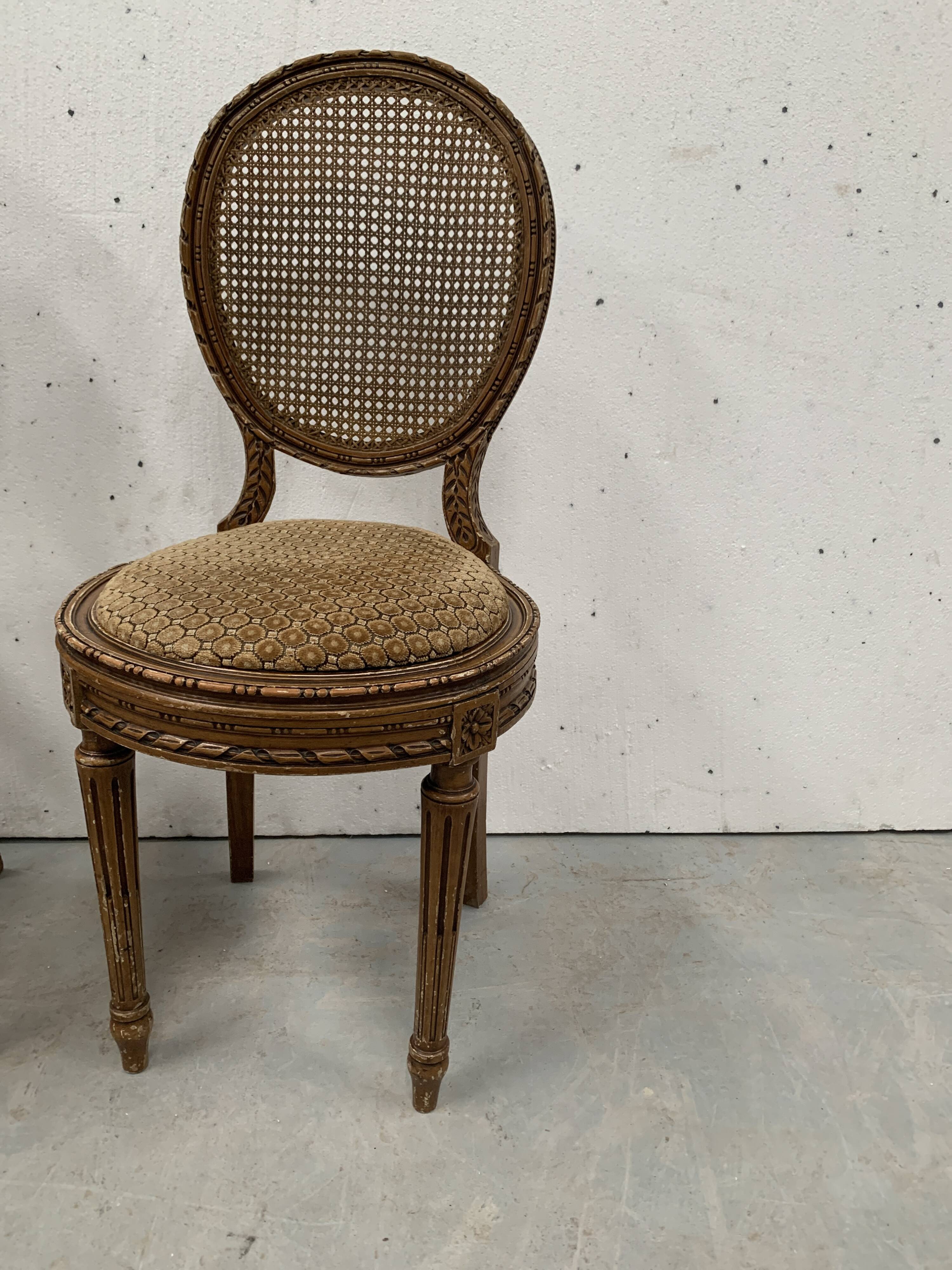 Paire de chaises a médaillons de style Louis XVI en hetre teinté XX siècle