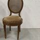 Paire de chaises a médaillons de style Louis XVI en hetre teinté XX siècle