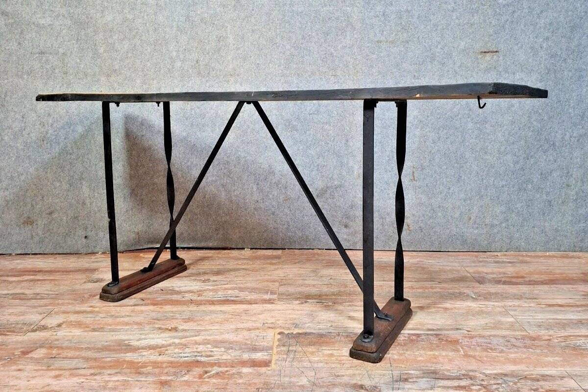 console / table de style industriel, pleine de caractère.