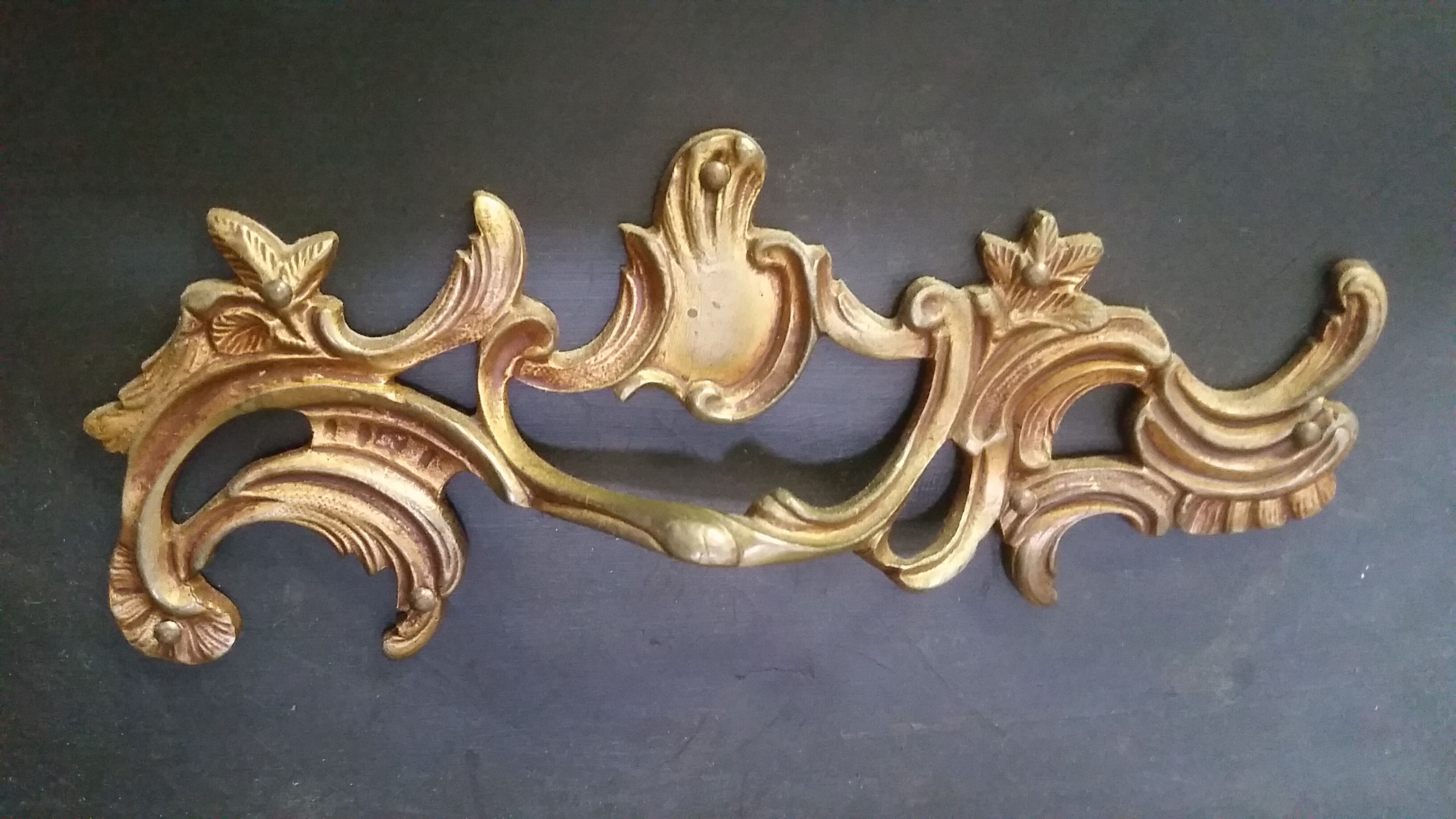 Curved chest of drawers