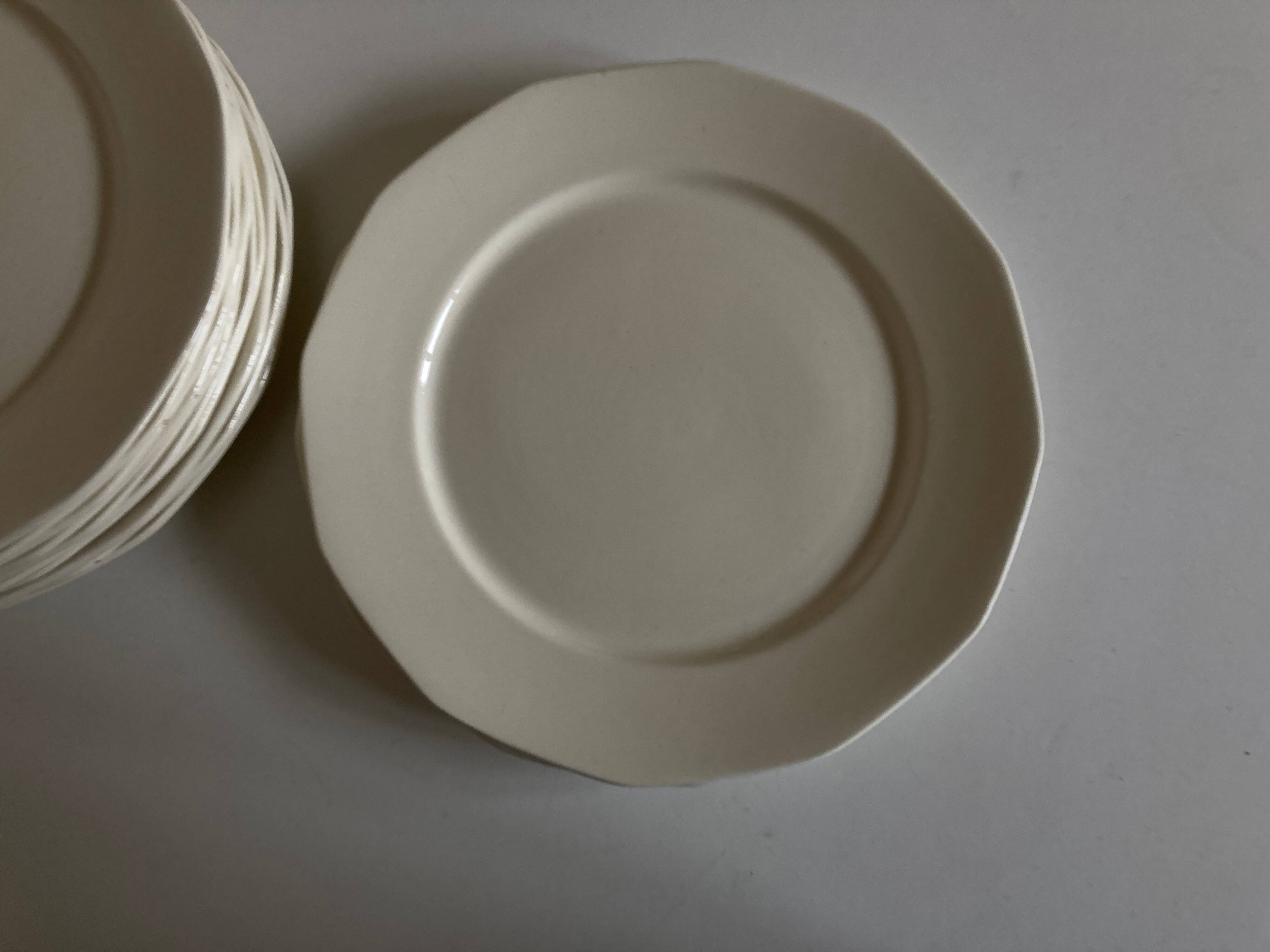 Set of 12 modernist ivory dinner plates in ironstone from 1940.
