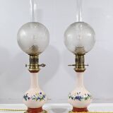 Paire de lampes à pétrole en porcelaine électrifiées, fin XIXème