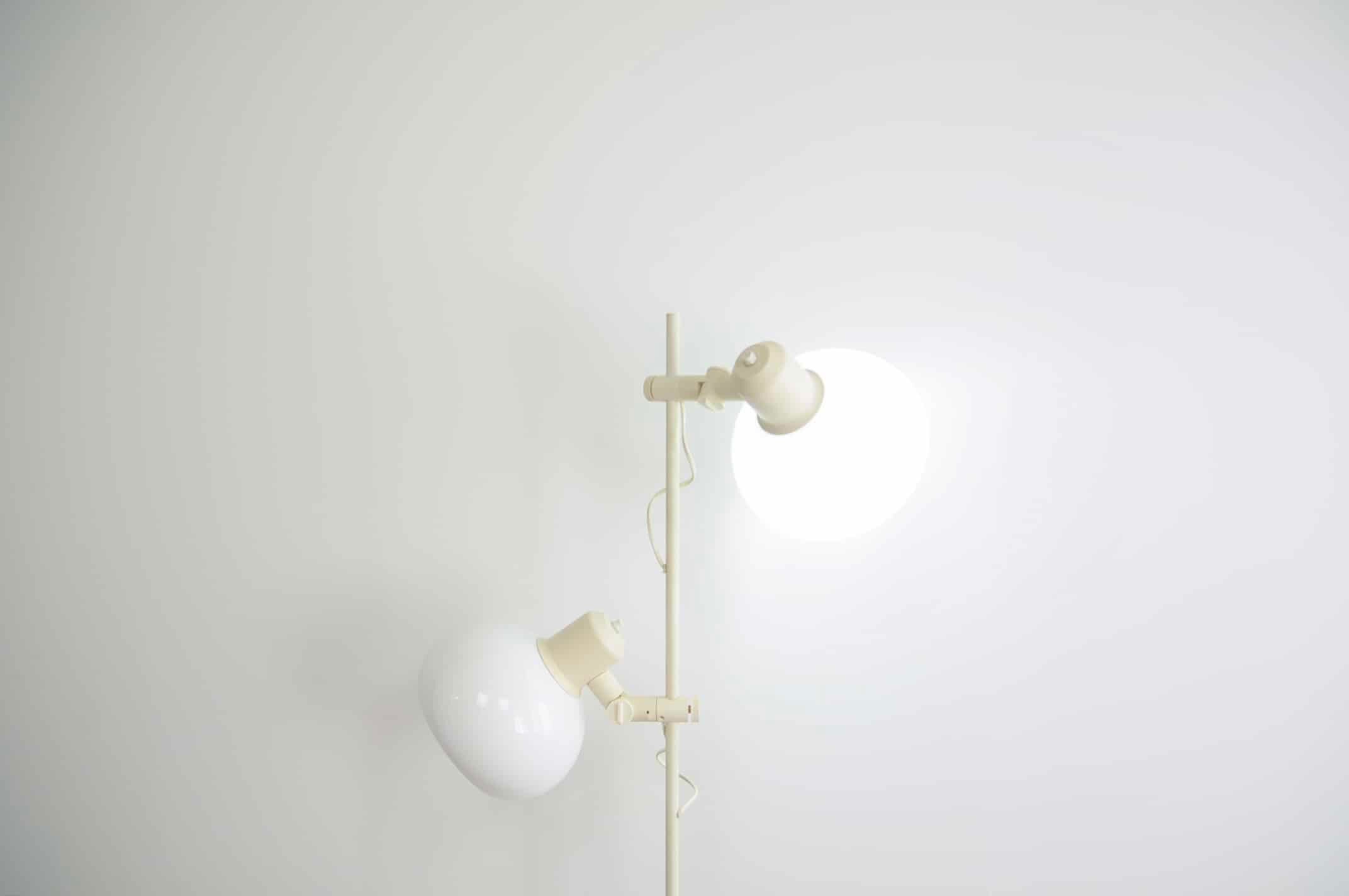 Lampadaire en métal blanc en forme de champignon