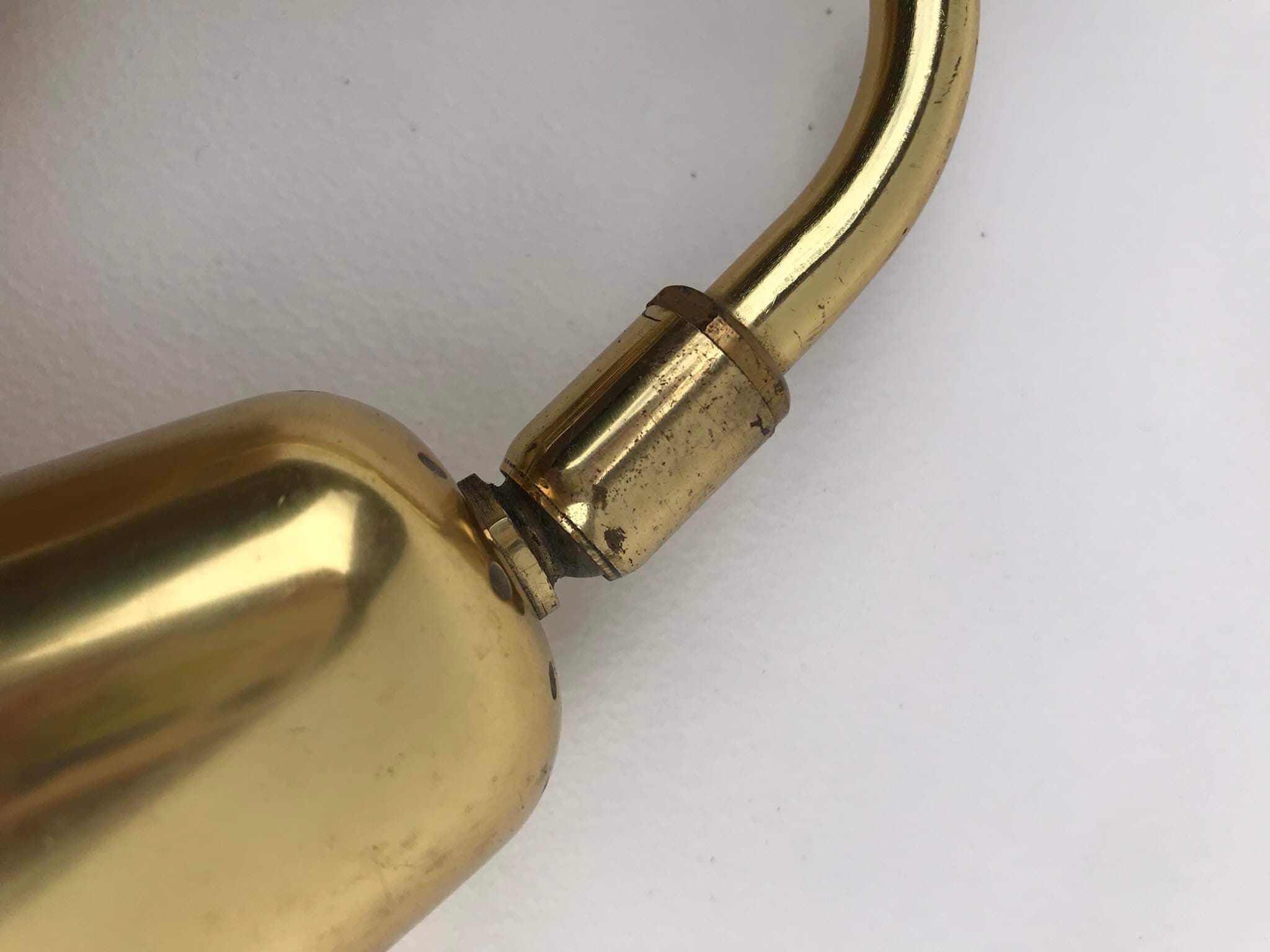 Paire de lampes de chevet dorées, attachées au lit, années 1970, Erco