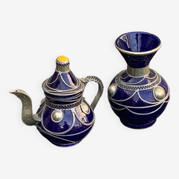 Vase et petite théière en ceramique emaillee bleu cobalt entonnements en étain artisanal et oriental