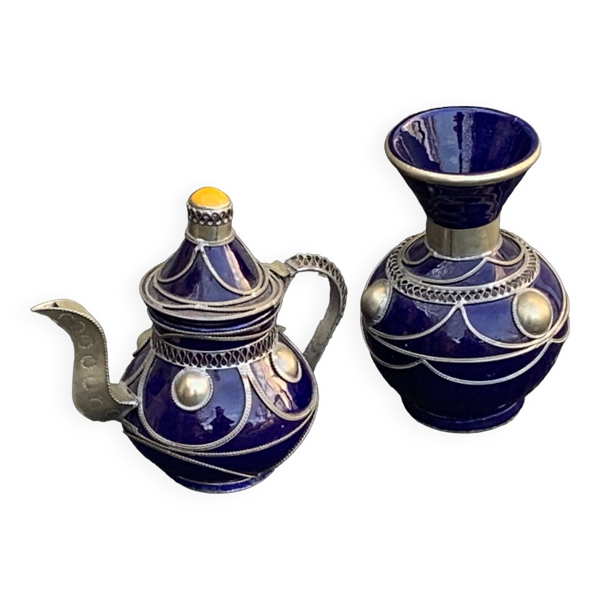 Vase et petite théière en ceramique emaillee bleu cobalt entonnements en étain artisanal et oriental