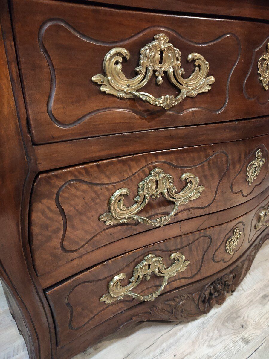 Bordelaise Tomb Commode 18th Century In Walnut