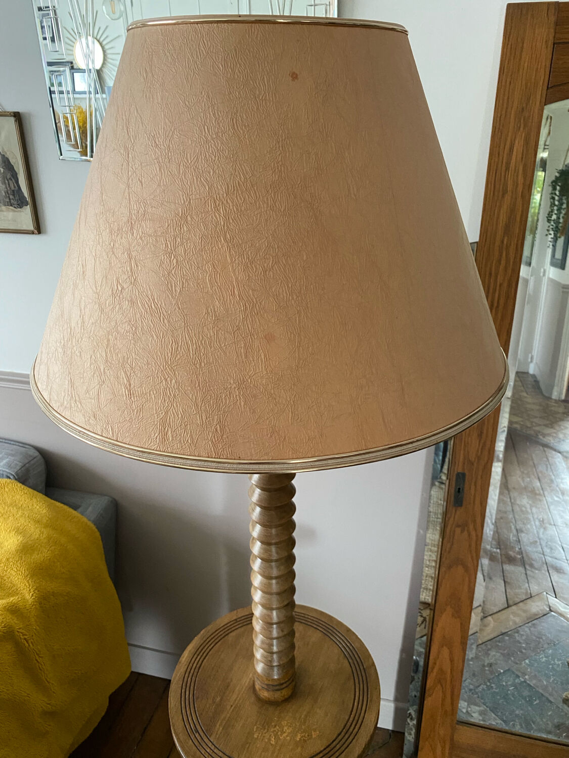 Lampadaire vintage Art déco en bois tourné
