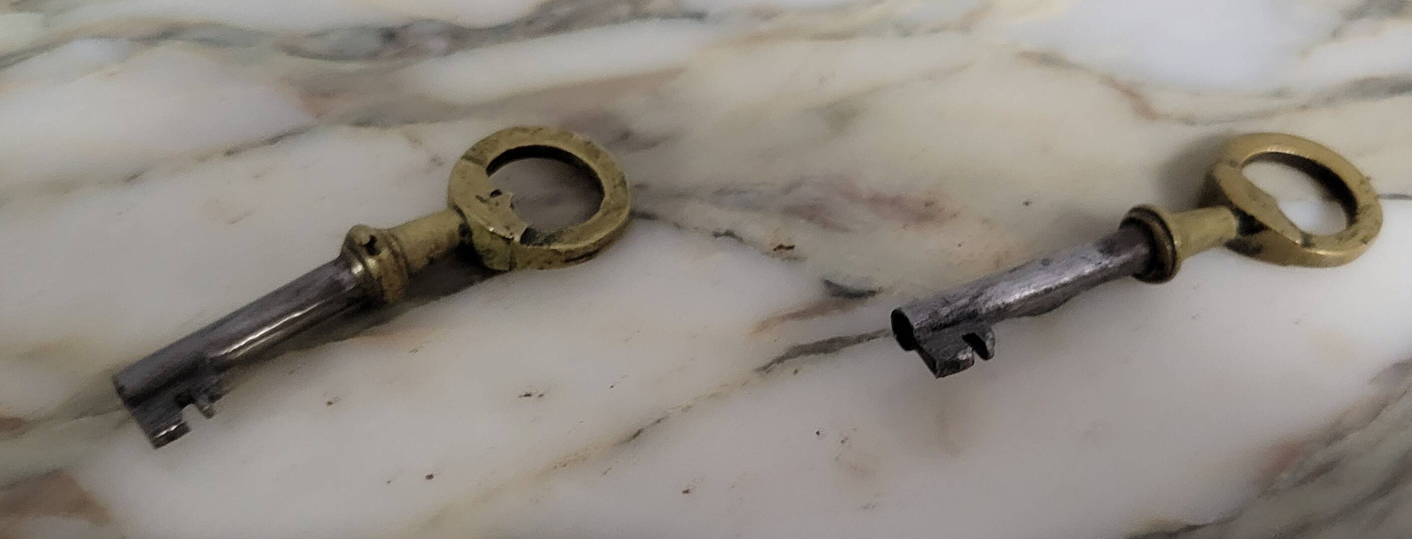 Half-moon buffet in Louis XVI style with burl and marquetry.