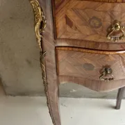 Table de chevet  style Louis XV en marqueterie et plateau m