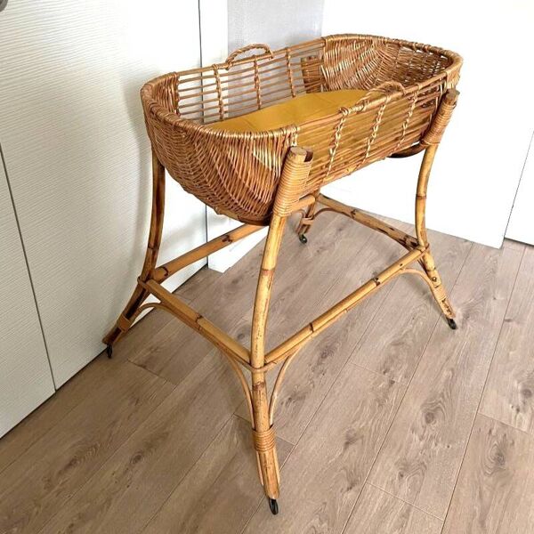 Couffin vintage en rotin sur support