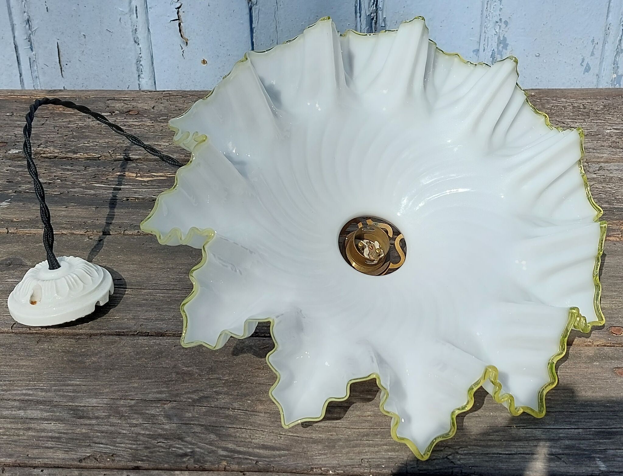 White and yellow opaline suspension